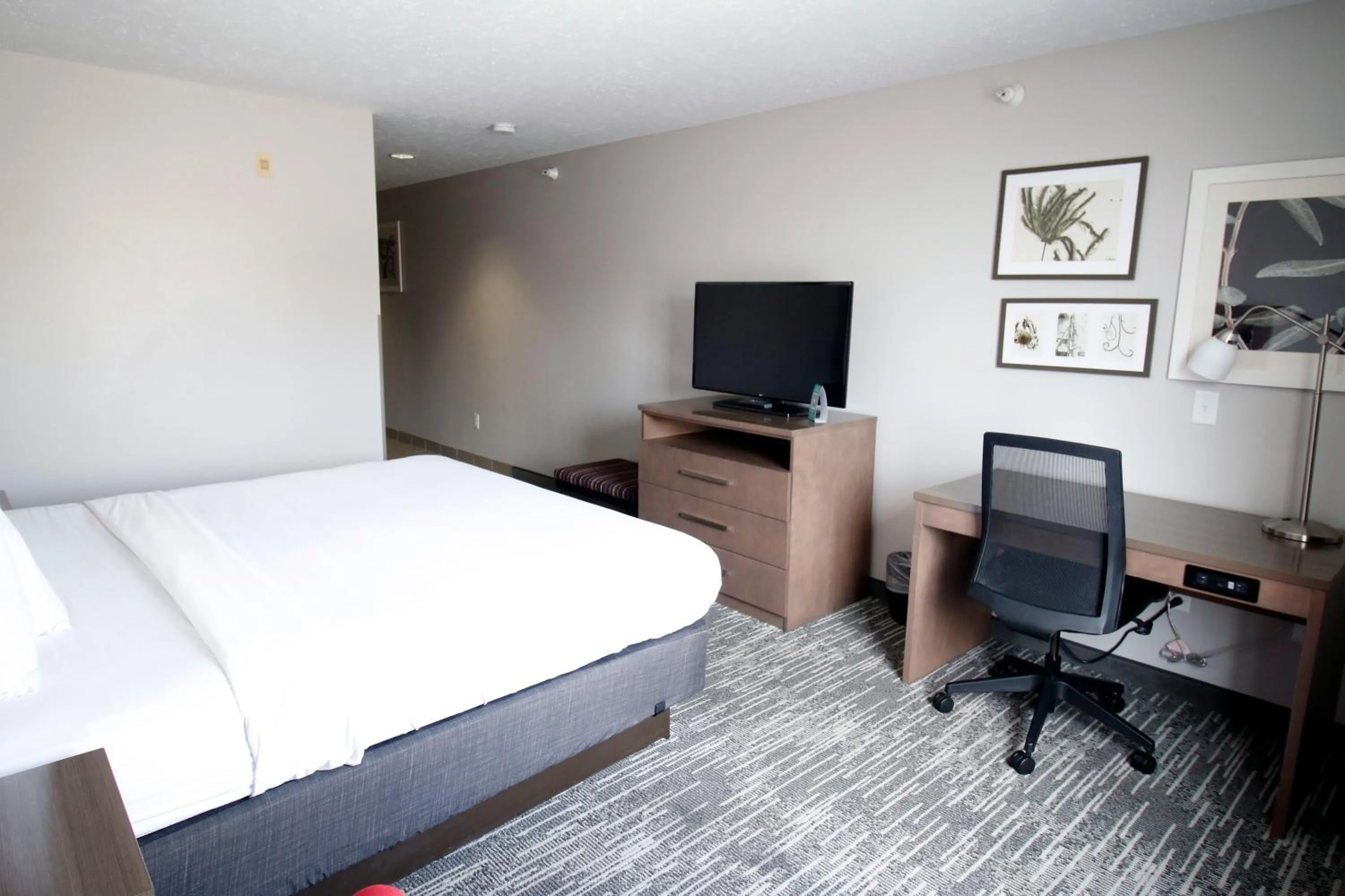 Bed in Country Inn & Suites by Radisson, Council Bluffs, IA