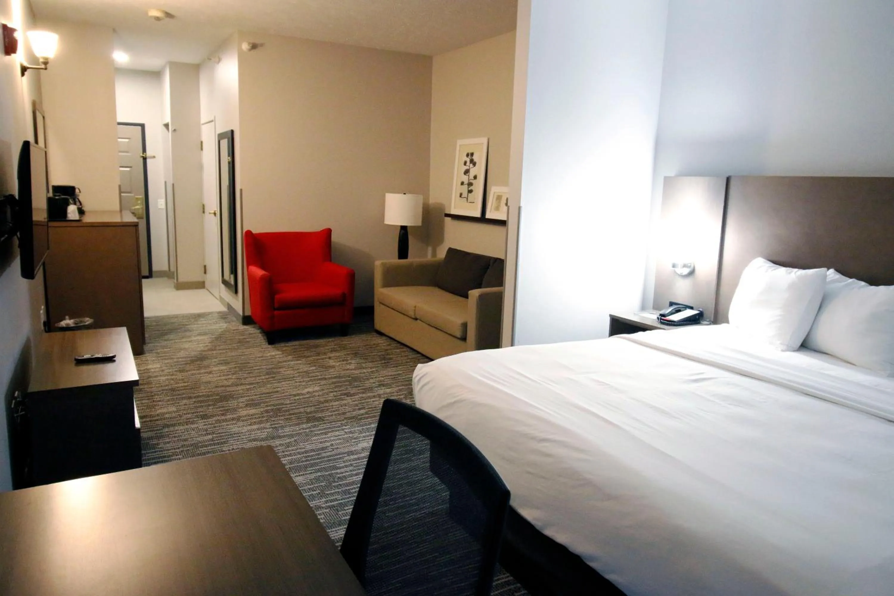 Bed in Country Inn & Suites by Radisson, Council Bluffs, IA