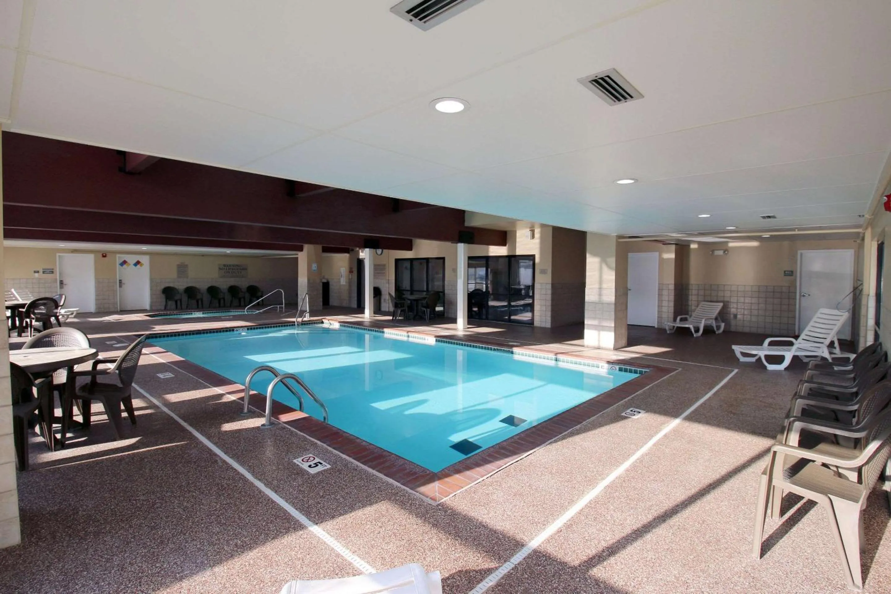 Swimming pool in Country Inn & Suites by Radisson, Council Bluffs, IA