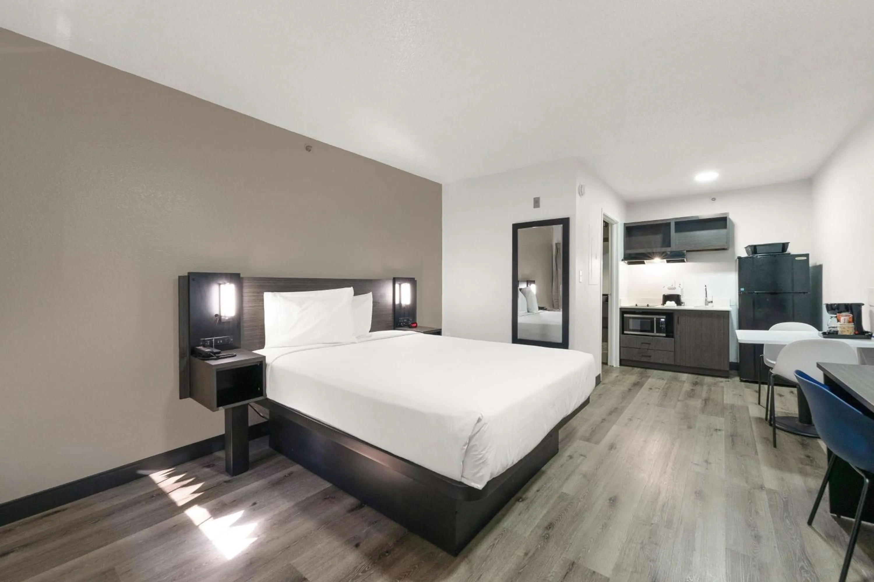 Bedroom, Bed in Studio 6-Tucker, GA - Atlanta Northlake