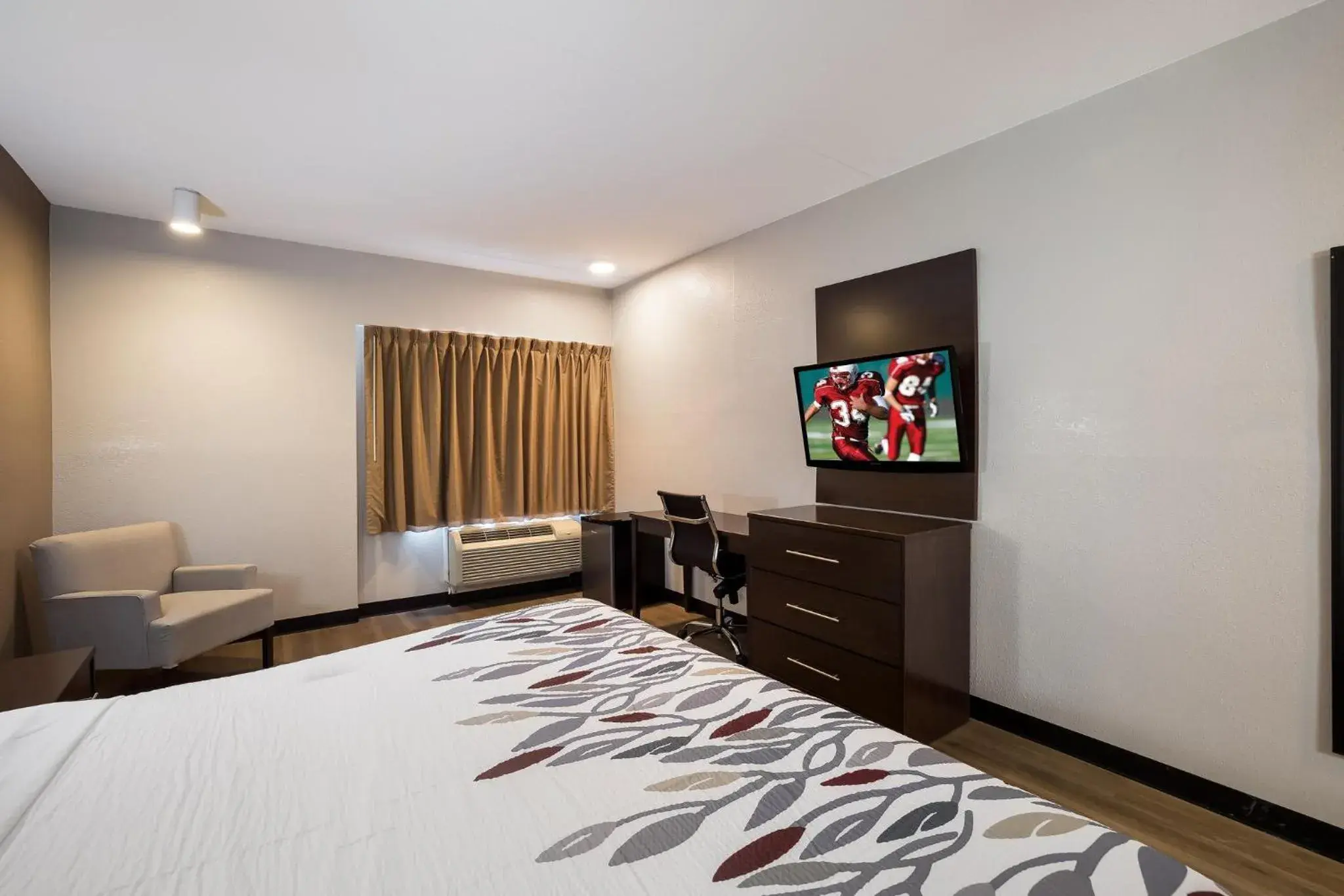 Standard King Room Smoke Free in Red Roof Inn Tucson North - Marana Standard King Room Smoke Free in Red Roof Inn Tucson North - Marana