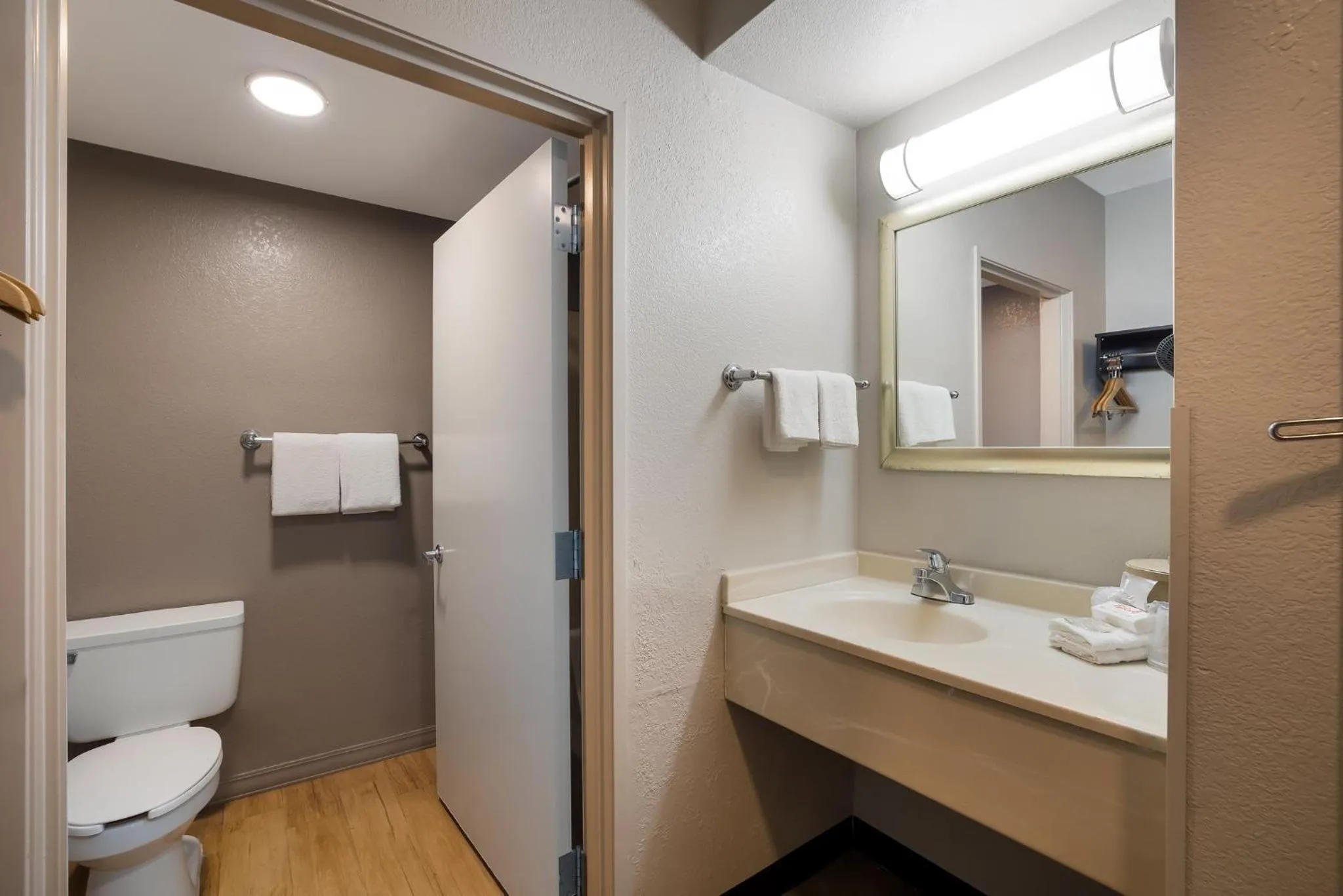 Bathroom in Red Roof Inn Tucson North - Marana