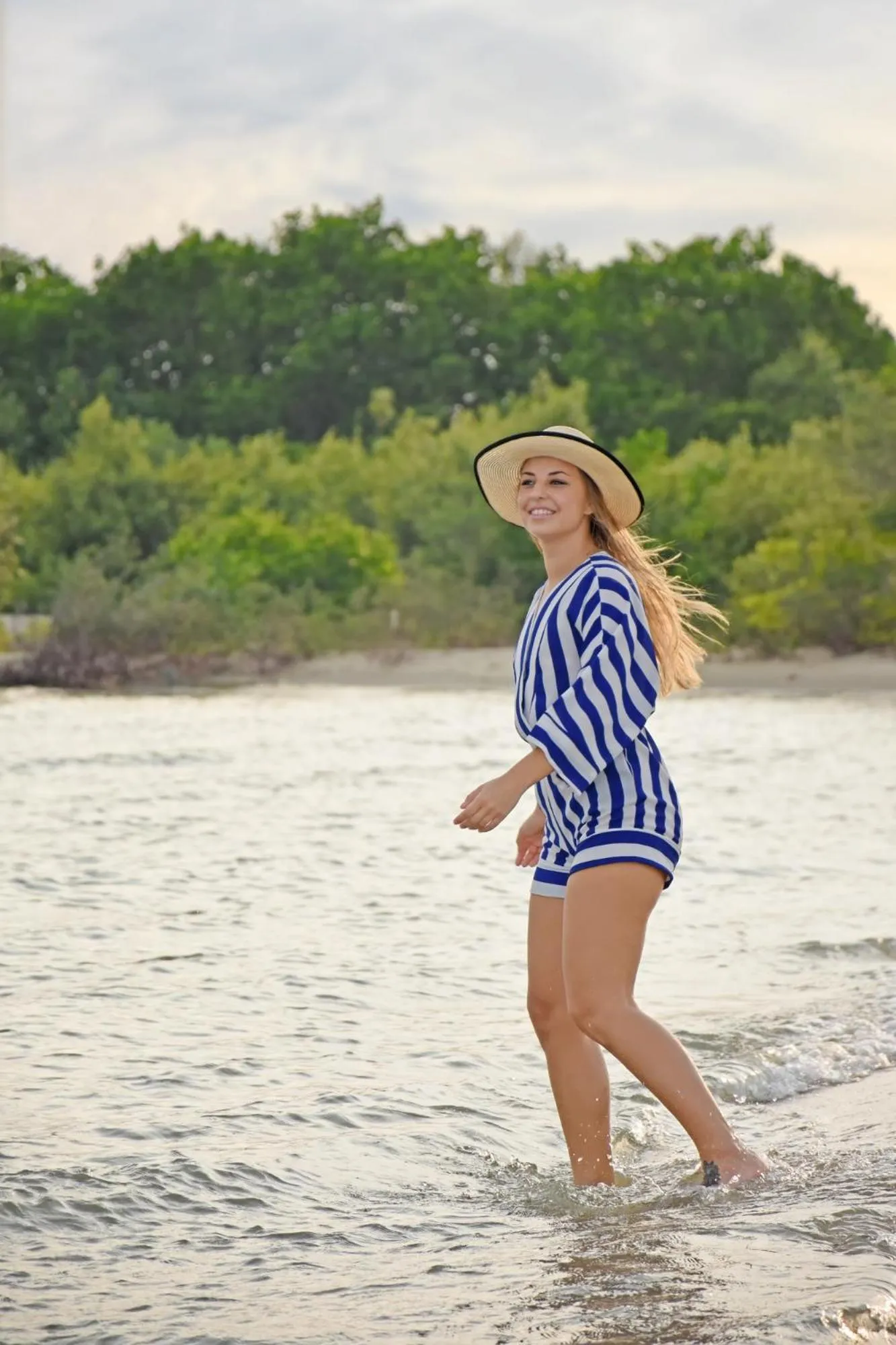 People in Melheim Beach Kalpitiya