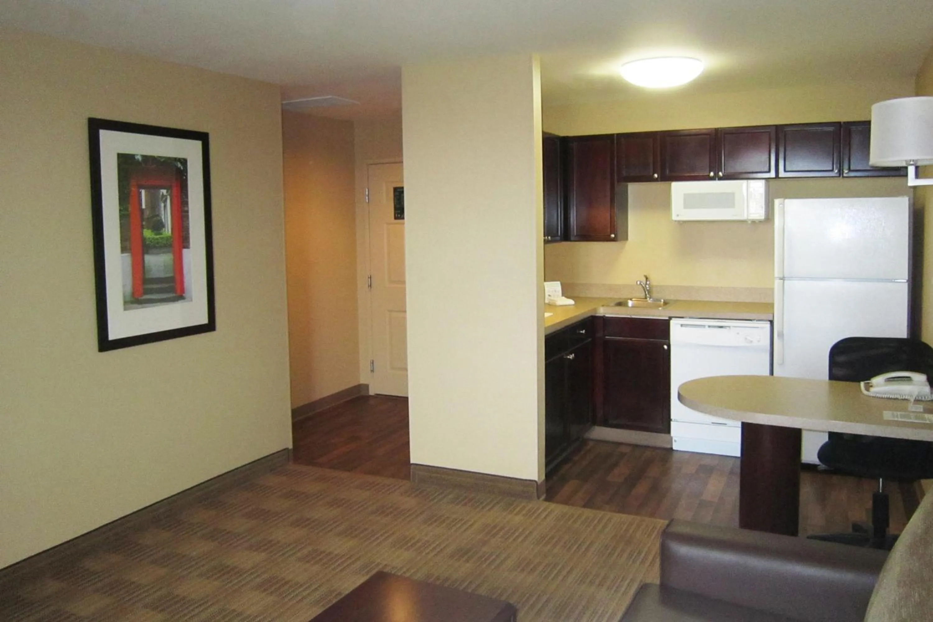 Kitchen or kitchenette in Extended Stay America Suites - Kansas City - Overland Park - Metcalf Ave