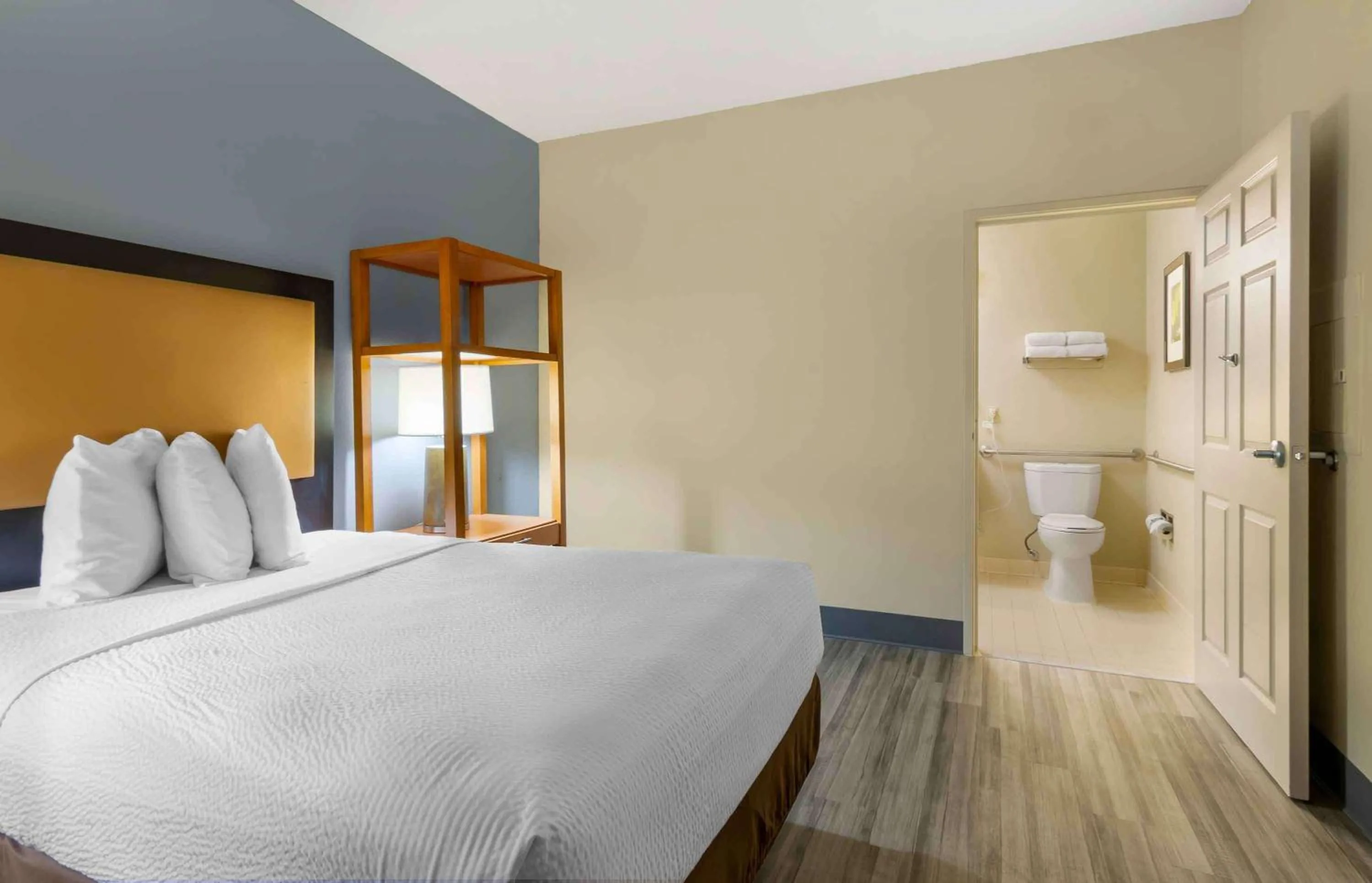 Bedroom, Bed in Extended Stay America Suites - Kansas City - Overland Park - Metcalf Ave