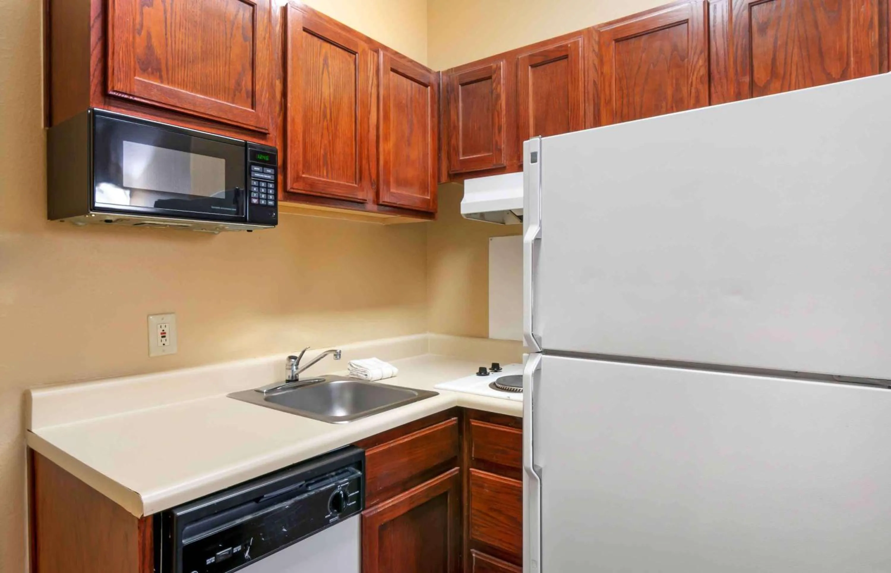 Kitchen or kitchenette in Extended Stay America Suites - Kansas City - Overland Park - Metcalf Ave