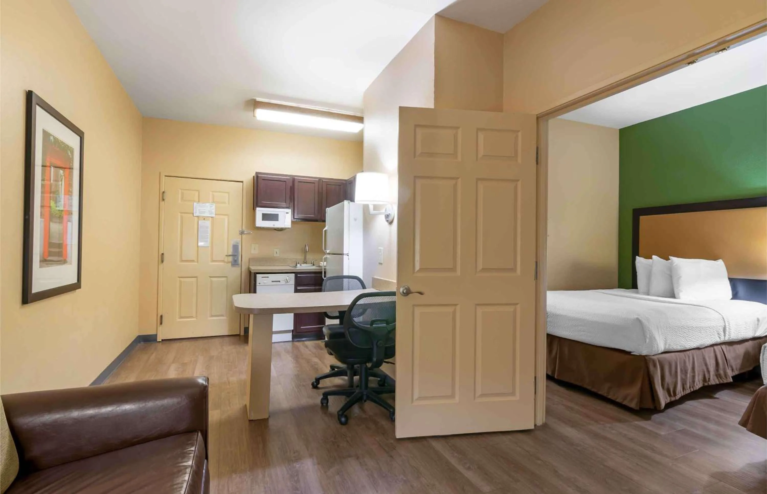 Bedroom, Bed in Extended Stay America Suites - Kansas City - Overland Park - Metcalf Ave