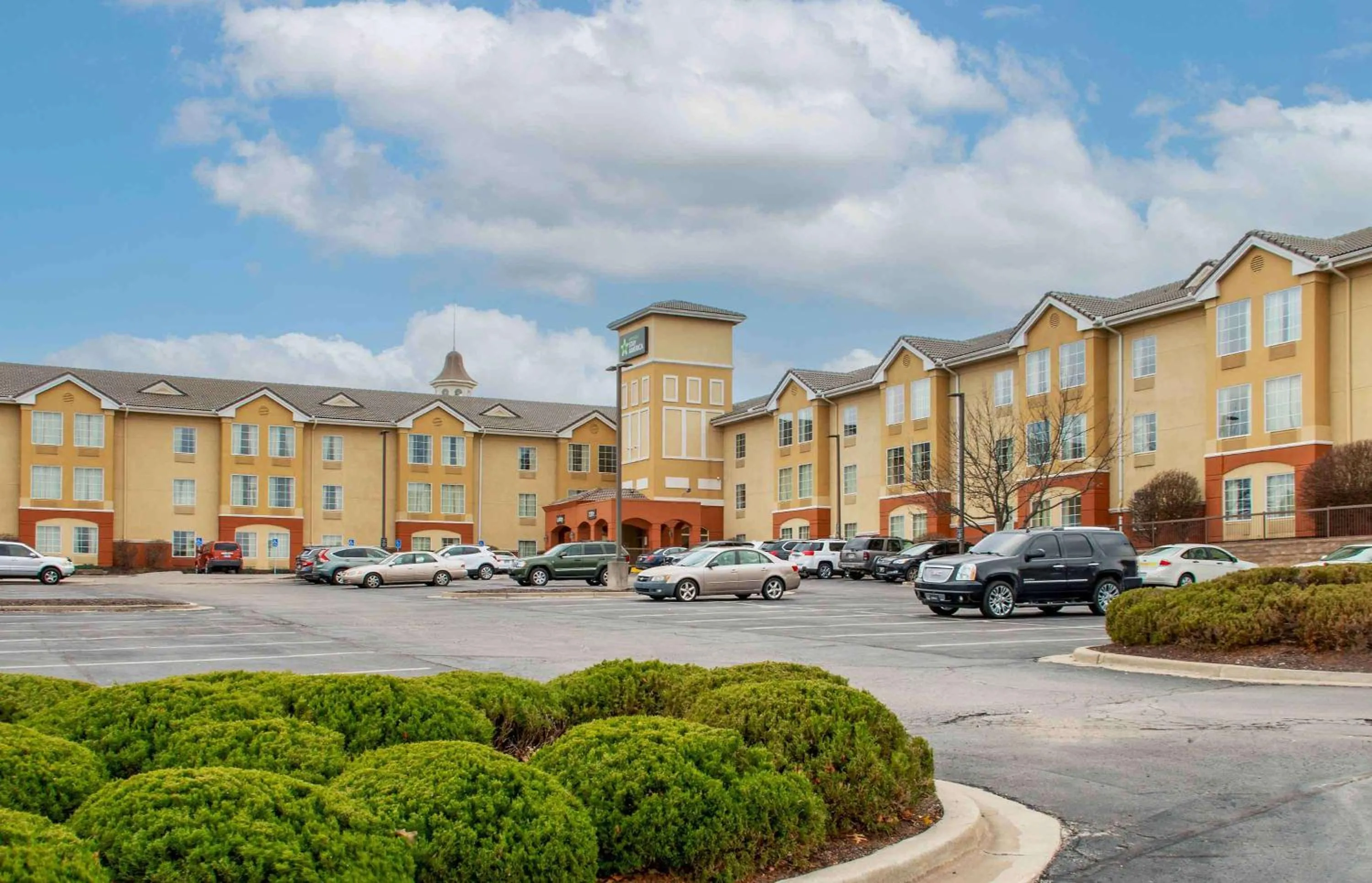 Property building in Extended Stay America Suites - Kansas City - Overland Park - Metcalf Ave