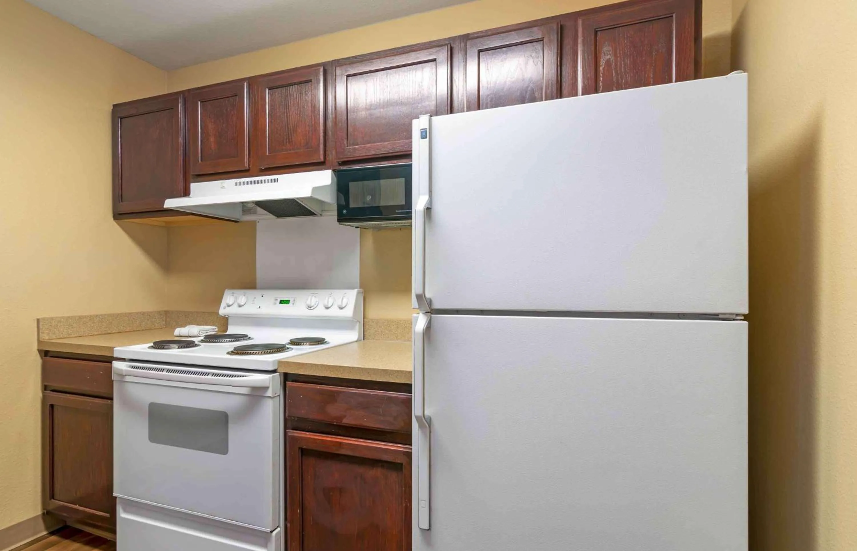 Kitchen or kitchenette in Extended Stay America Suites - Kansas City - Overland Park - Metcalf Ave