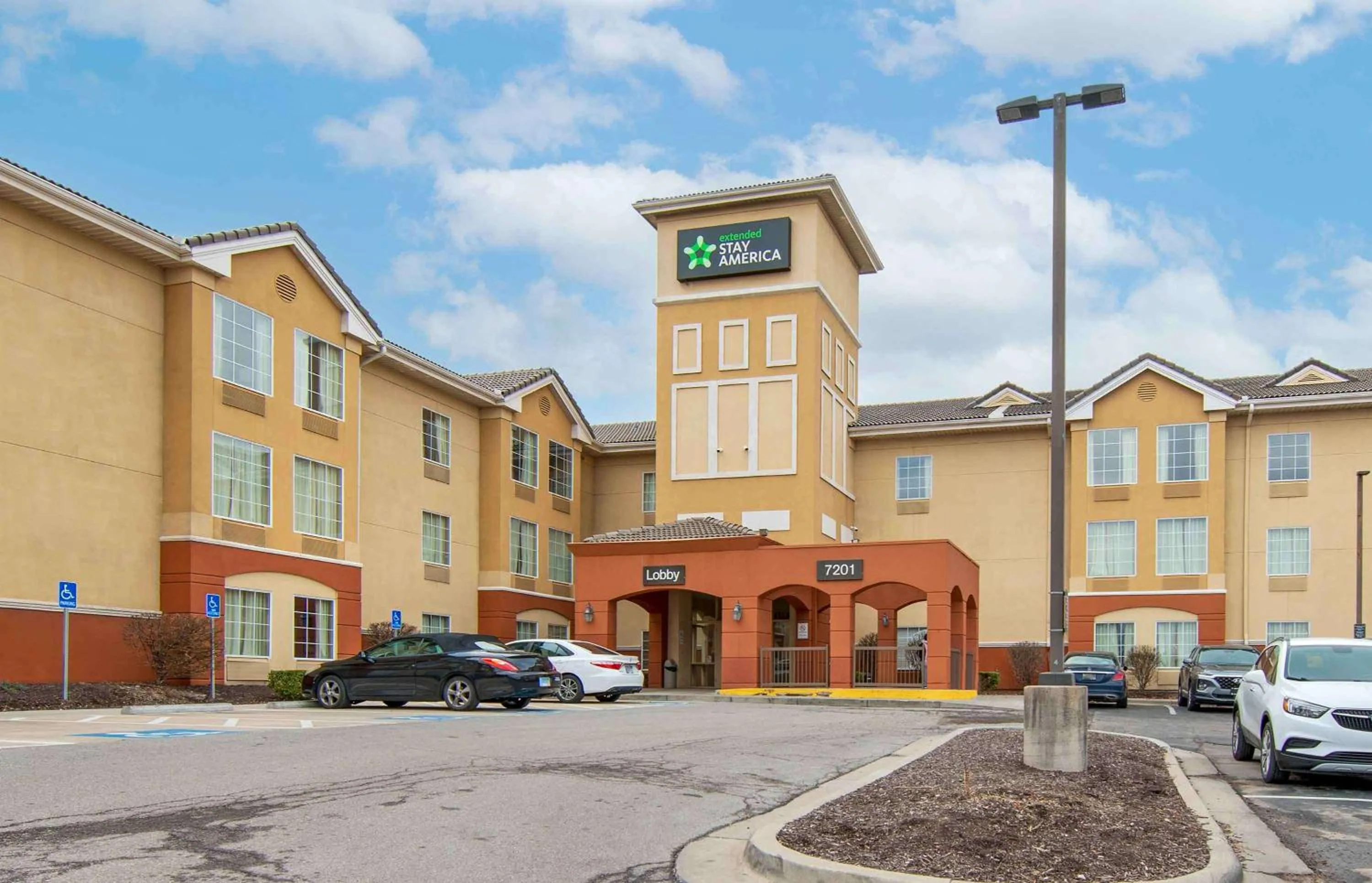 Property building in Extended Stay America Suites - Kansas City - Overland Park - Metcalf Ave