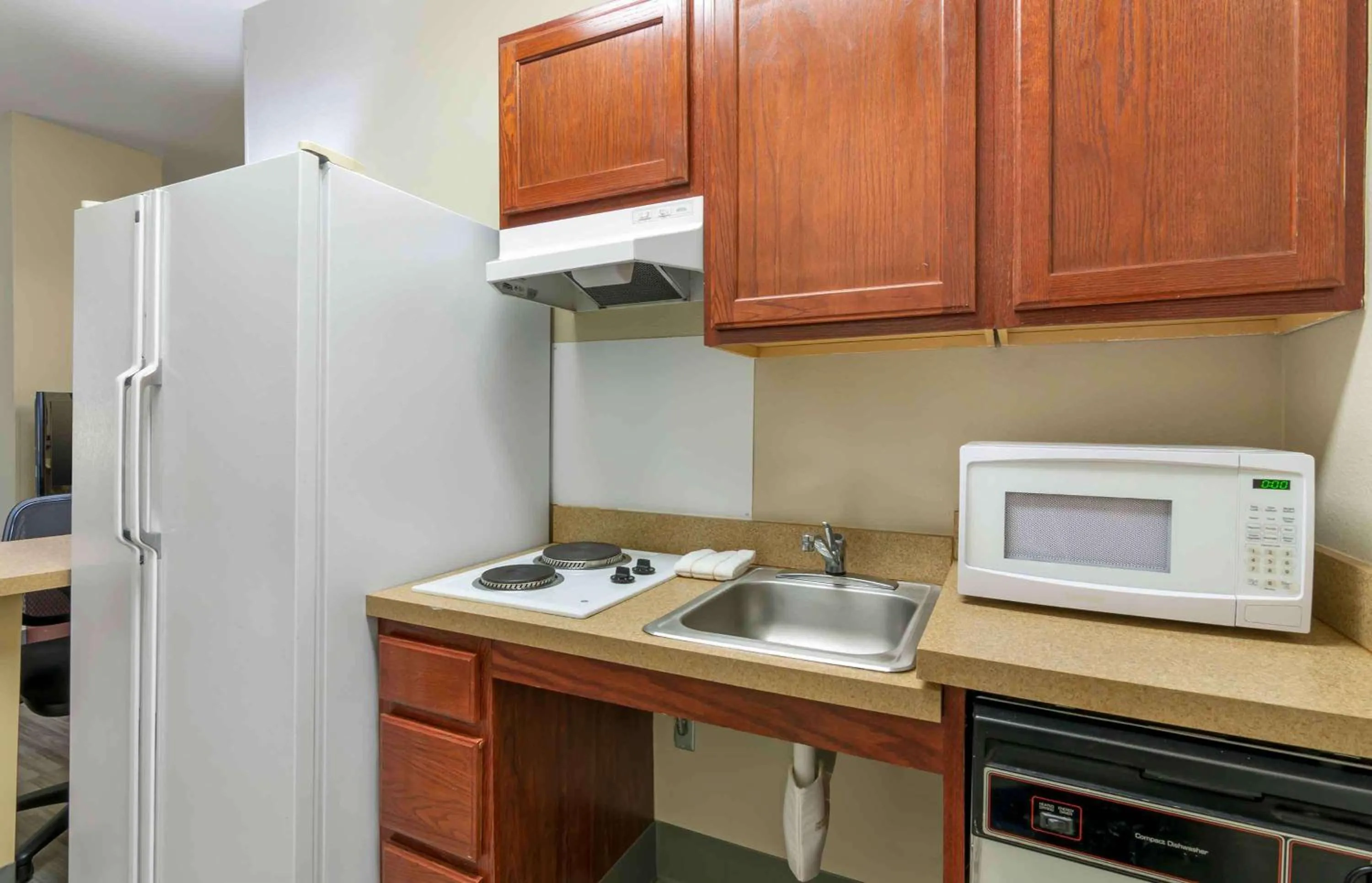 Kitchen or kitchenette in Extended Stay America Suites - Kansas City - Overland Park - Metcalf Ave