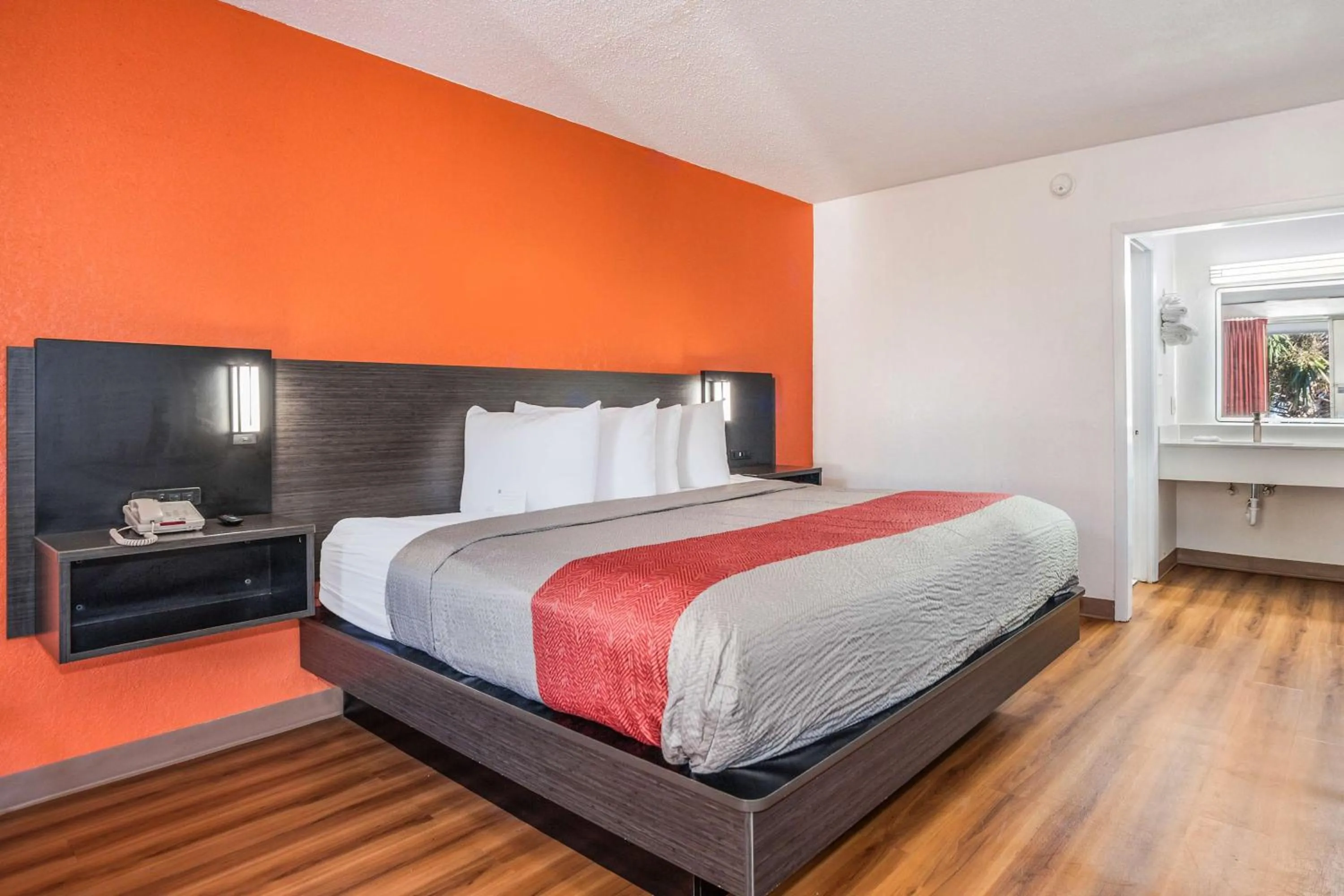 Photo of the whole room, Bed in Motel 6-Florence, SC