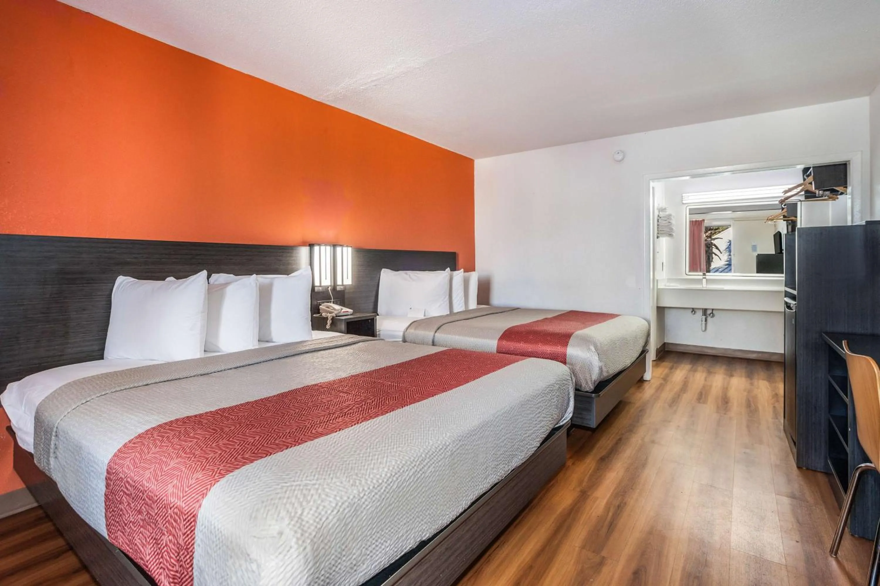 Photo of the whole room, Bed in Motel 6-Florence, SC