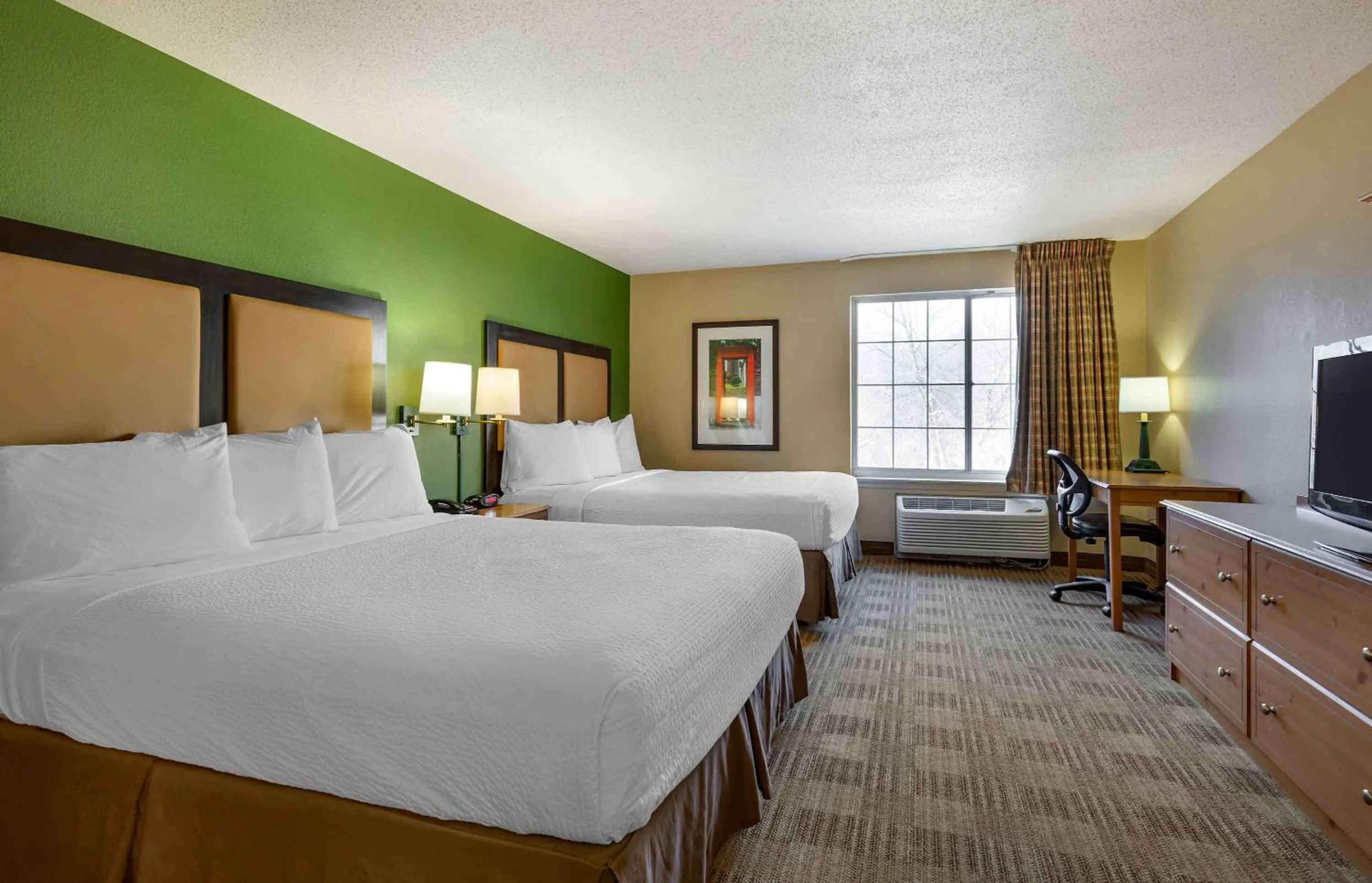 Bedroom, Bed in Extended Stay America Suites - Washington, DC - Rockville