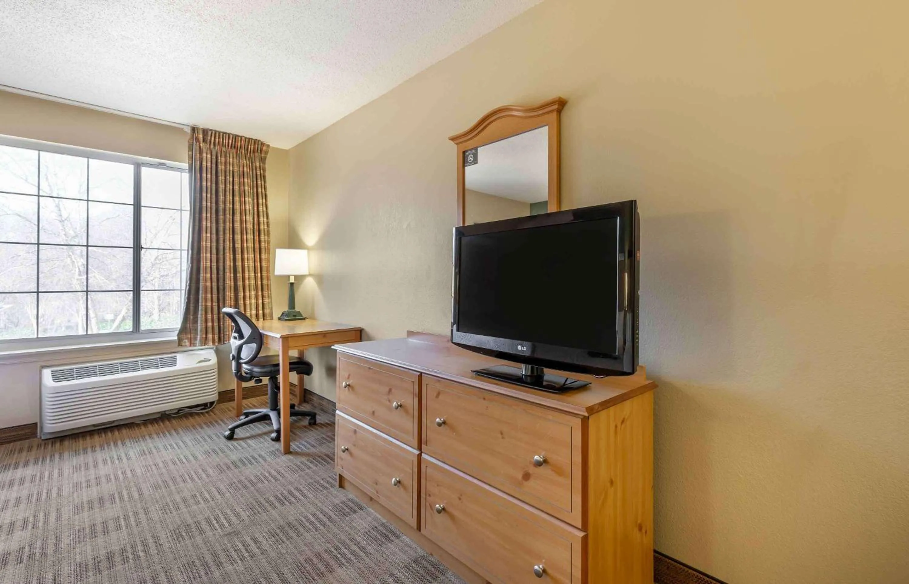 Bedroom, Bed in Extended Stay America Suites - Washington, DC - Rockville