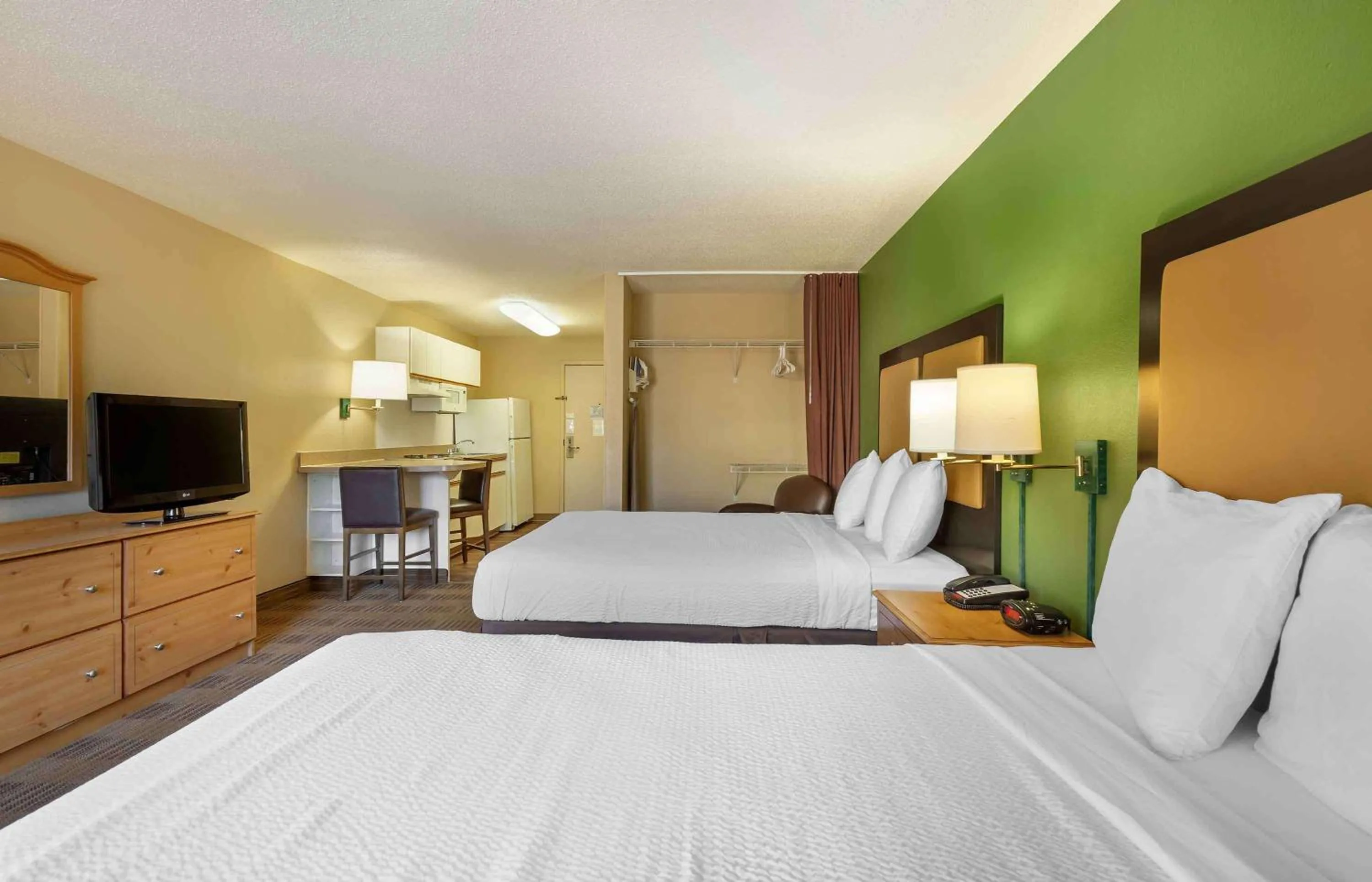 Bedroom, Bed in Extended Stay America Suites - Washington, DC - Rockville