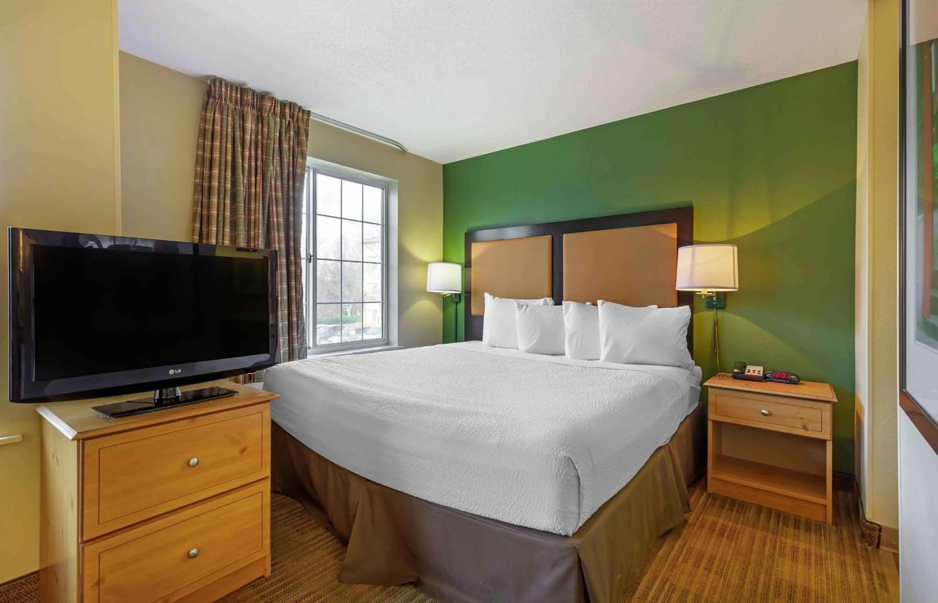 Bedroom, Bed in Extended Stay America Suites - Washington, DC - Rockville