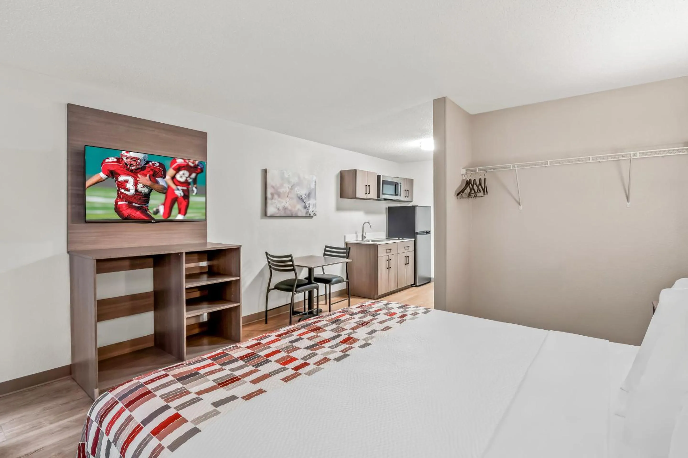 Bedroom, Bed in Red Roof Inn Southfield