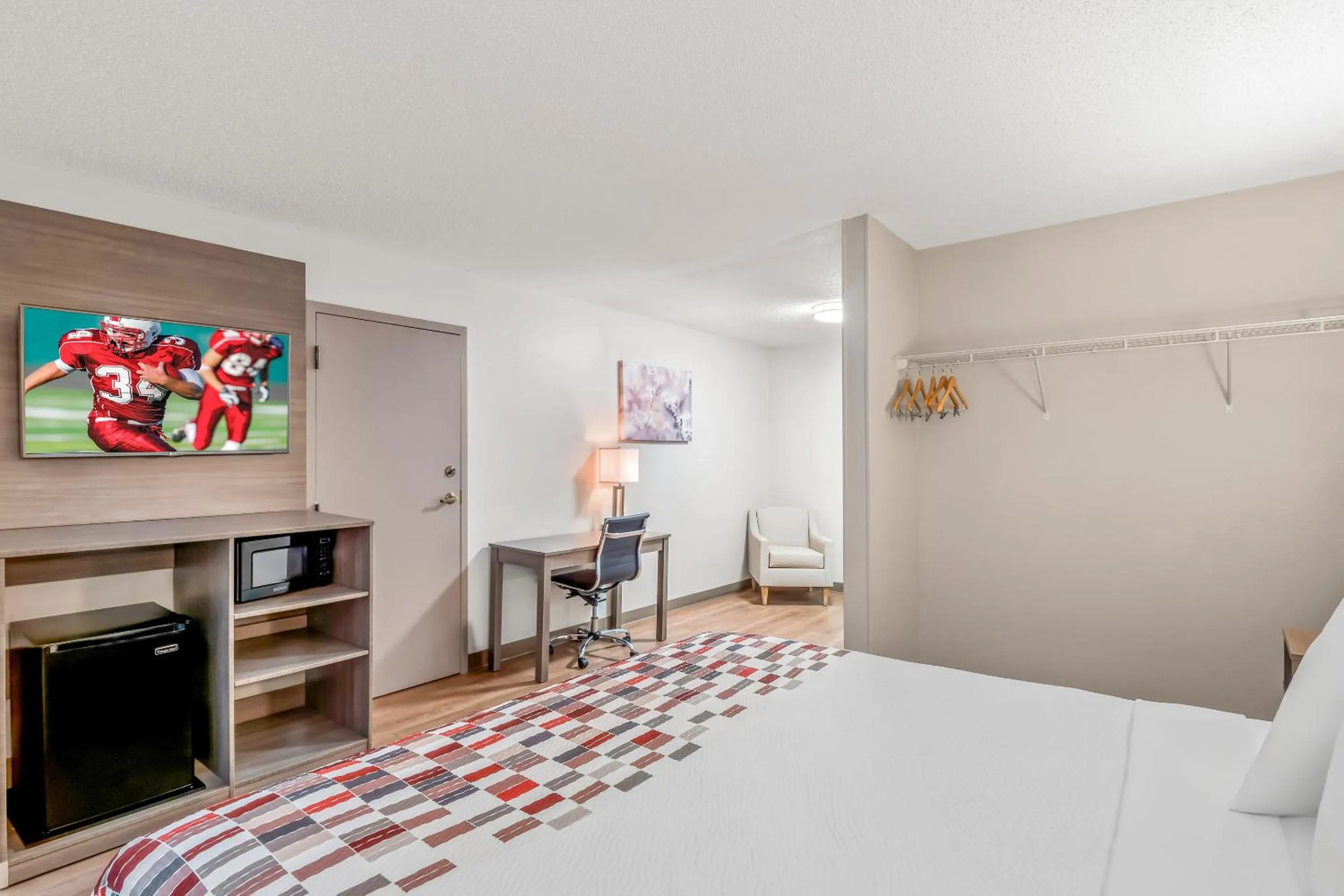 Bedroom, Bed in Red Roof Inn Southfield