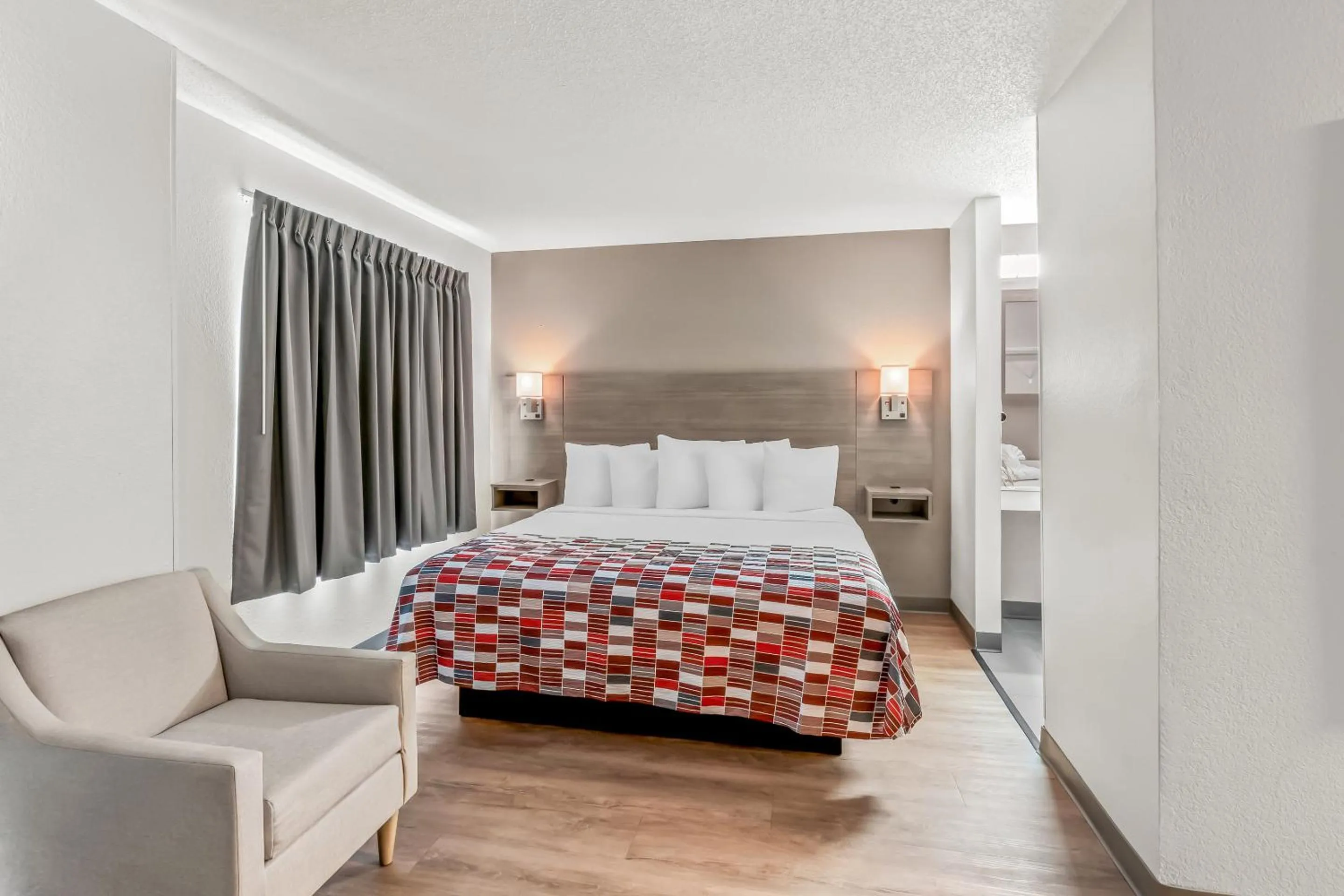 Bedroom, Bed in Red Roof Inn Southfield