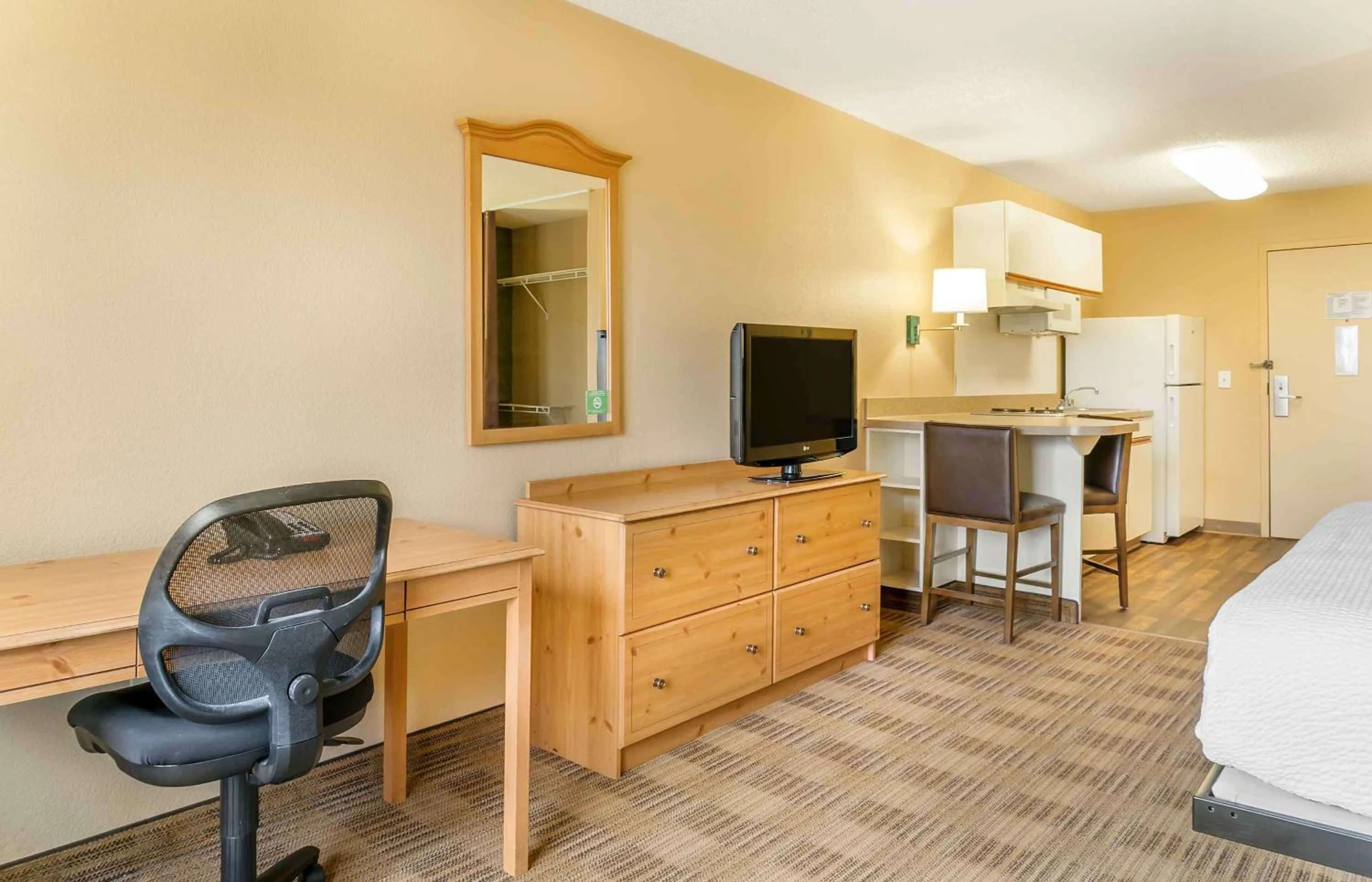 Bedroom in Auburn Hills Extended Stay Inn