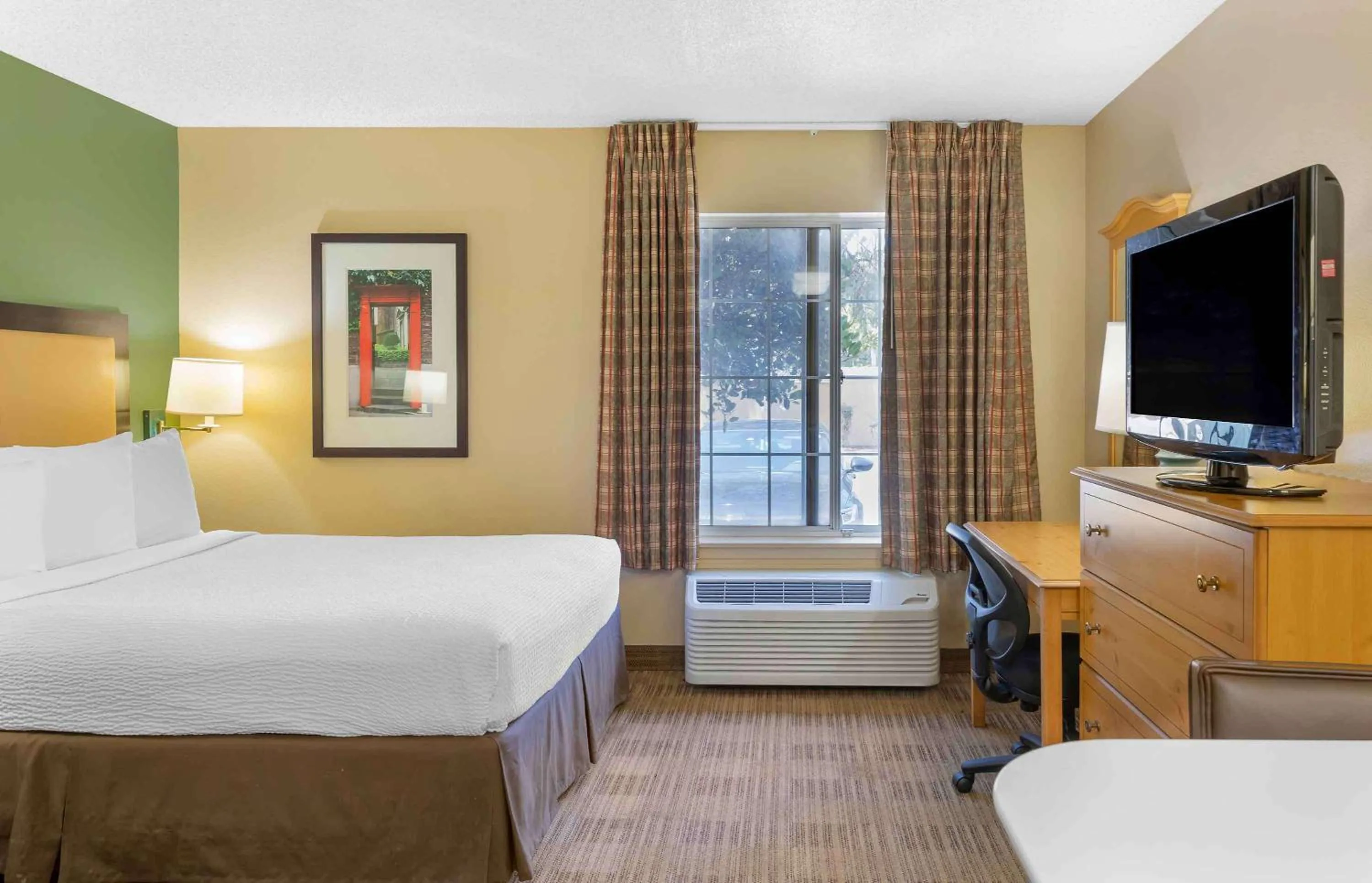 Bedroom, Bed in Auburn Hills Extended Stay Inn