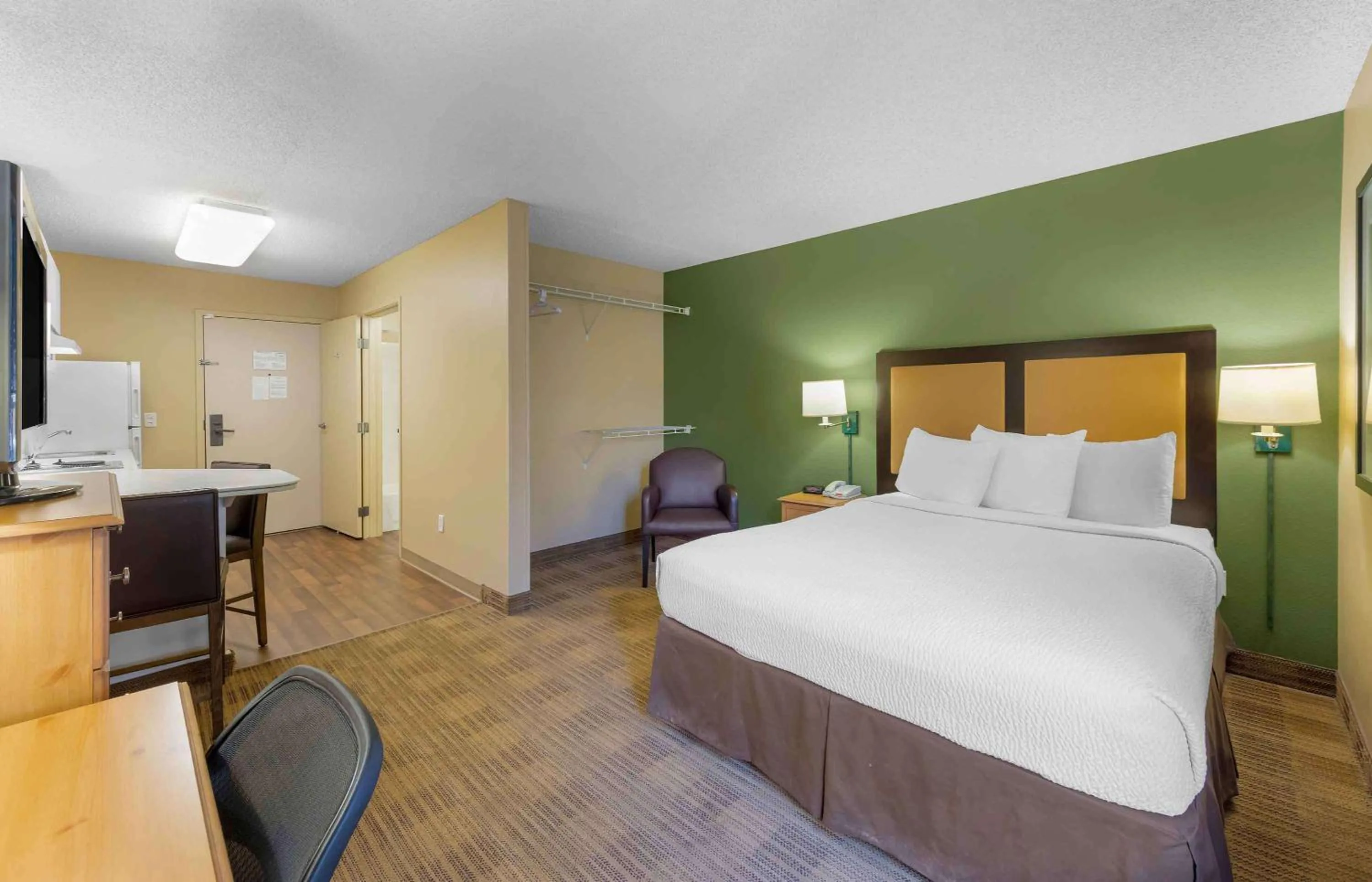Bedroom, Bed in Auburn Hills Extended Stay Inn