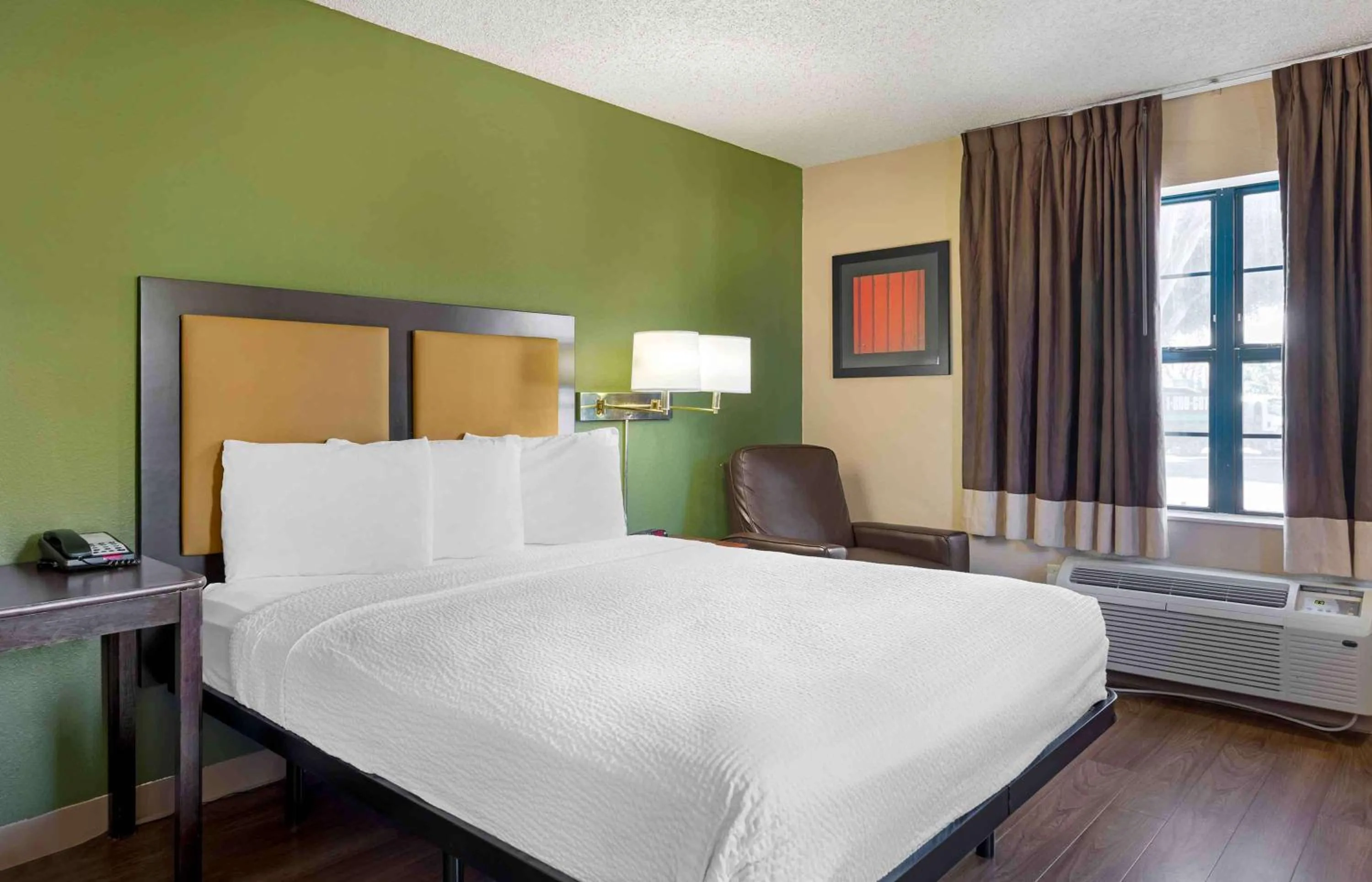 Bedroom in Extended Stay America Suites - Los Angeles - Long Beach Airport