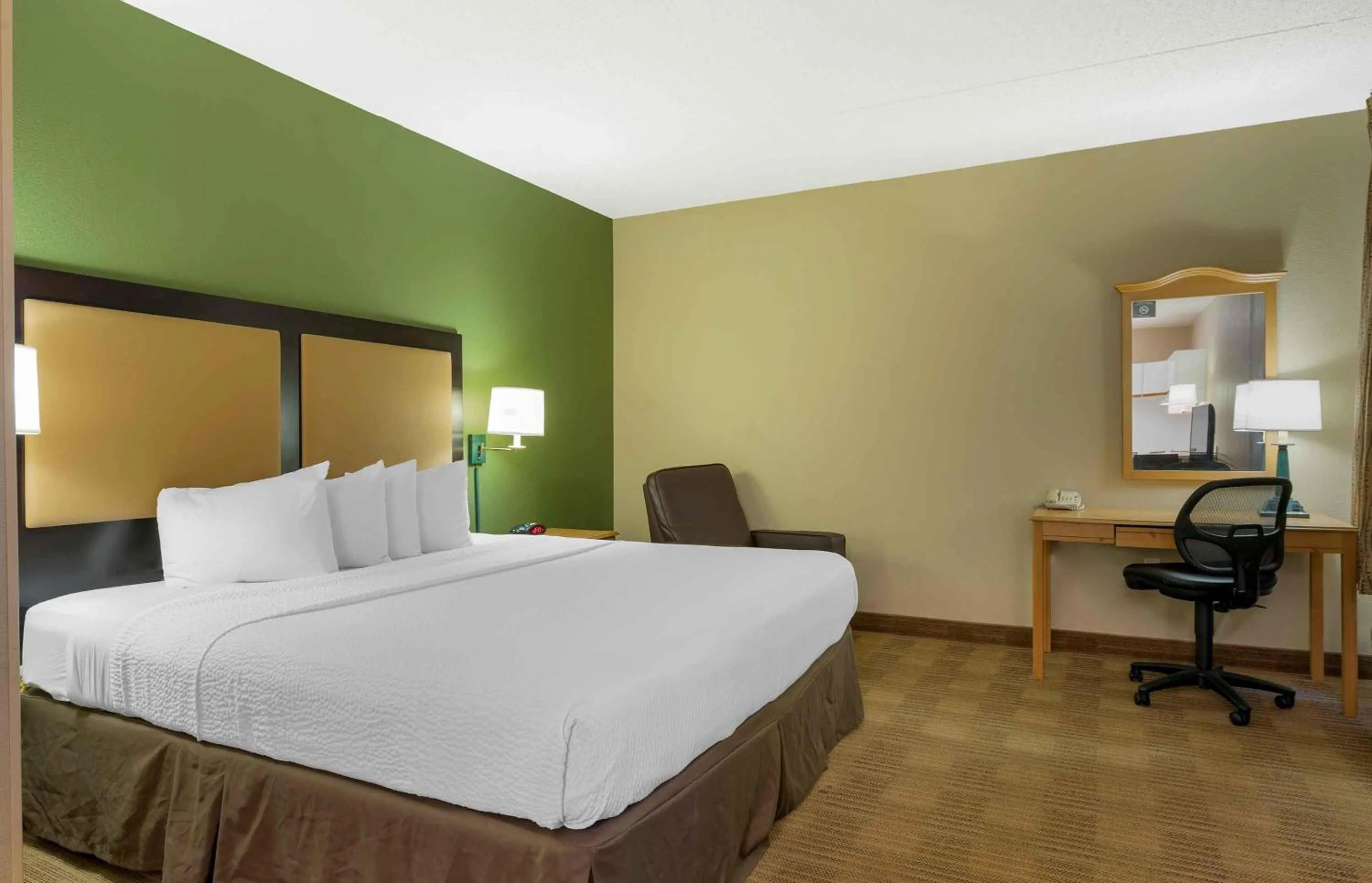 Bedroom, Bed in Extended Stay America Suites - Orange County - Cypress