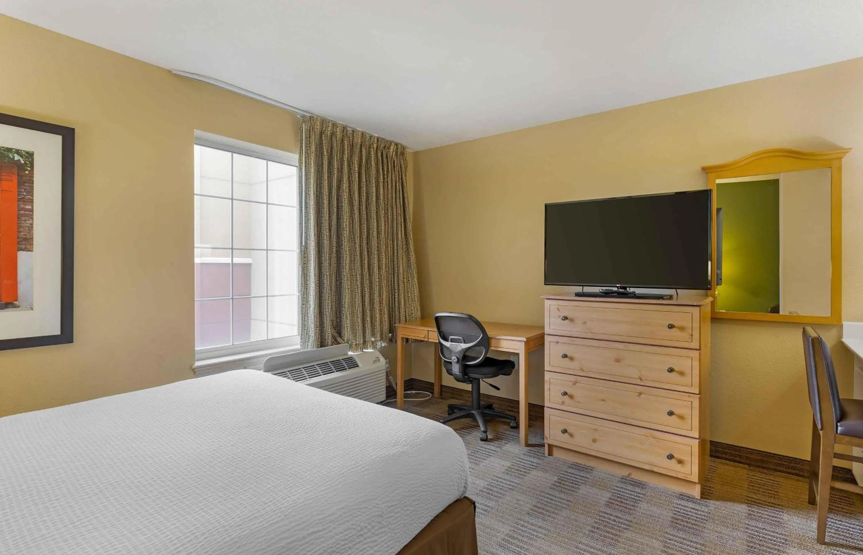 Bedroom, Bed in Extended Stay America Suites - Orange County - Cypress