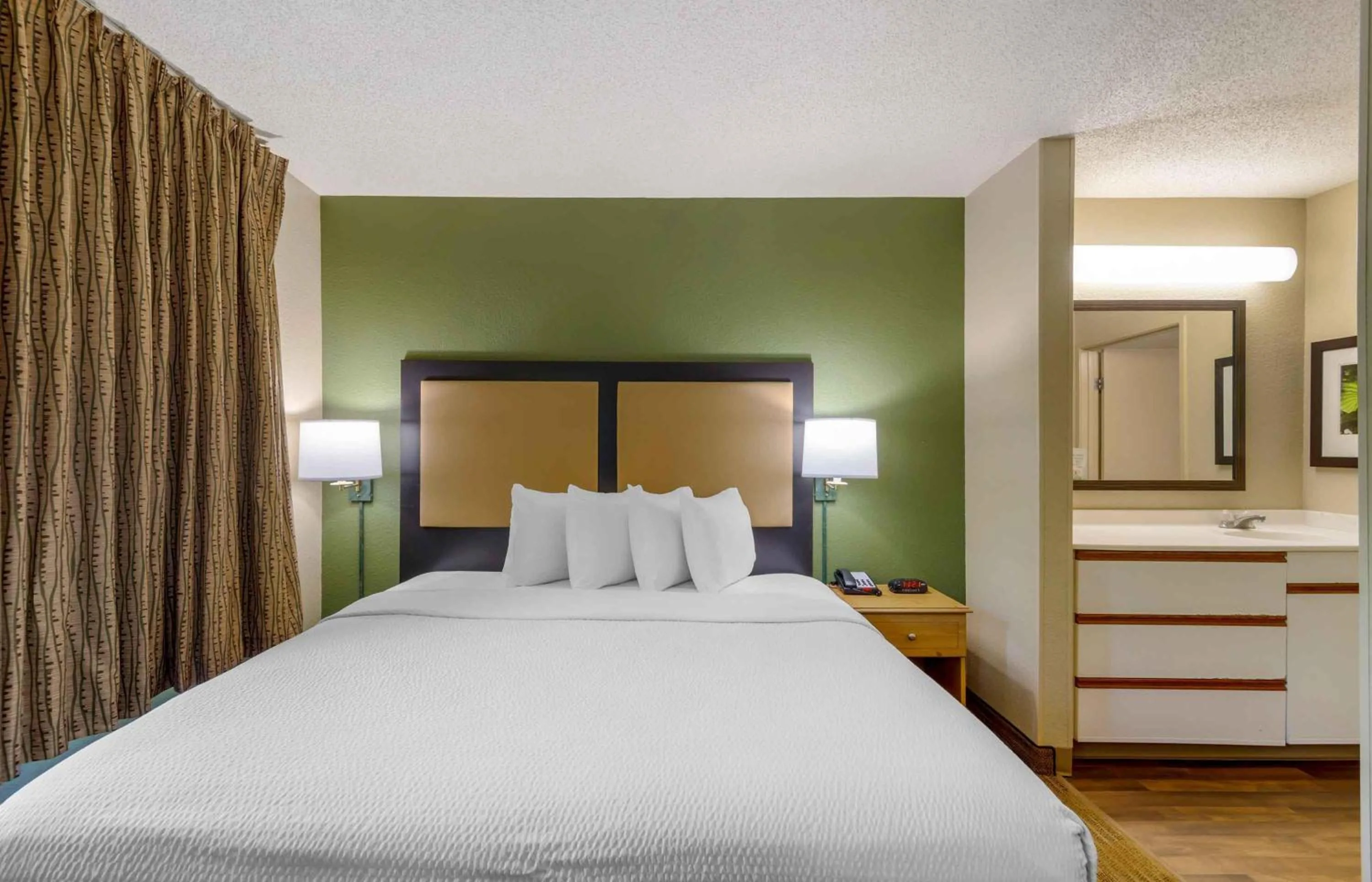 Bedroom, Bed in Extended Stay America Suites - Orange County - Cypress