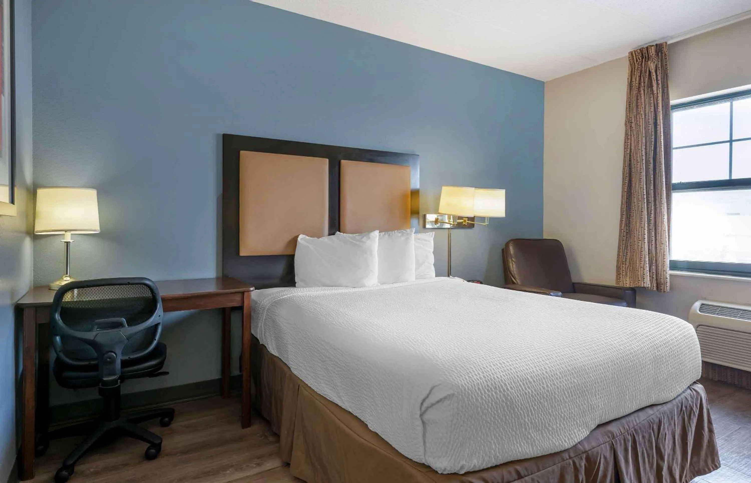 Bedroom, Bed in Extended Stay America Suites - Chicago - Midway