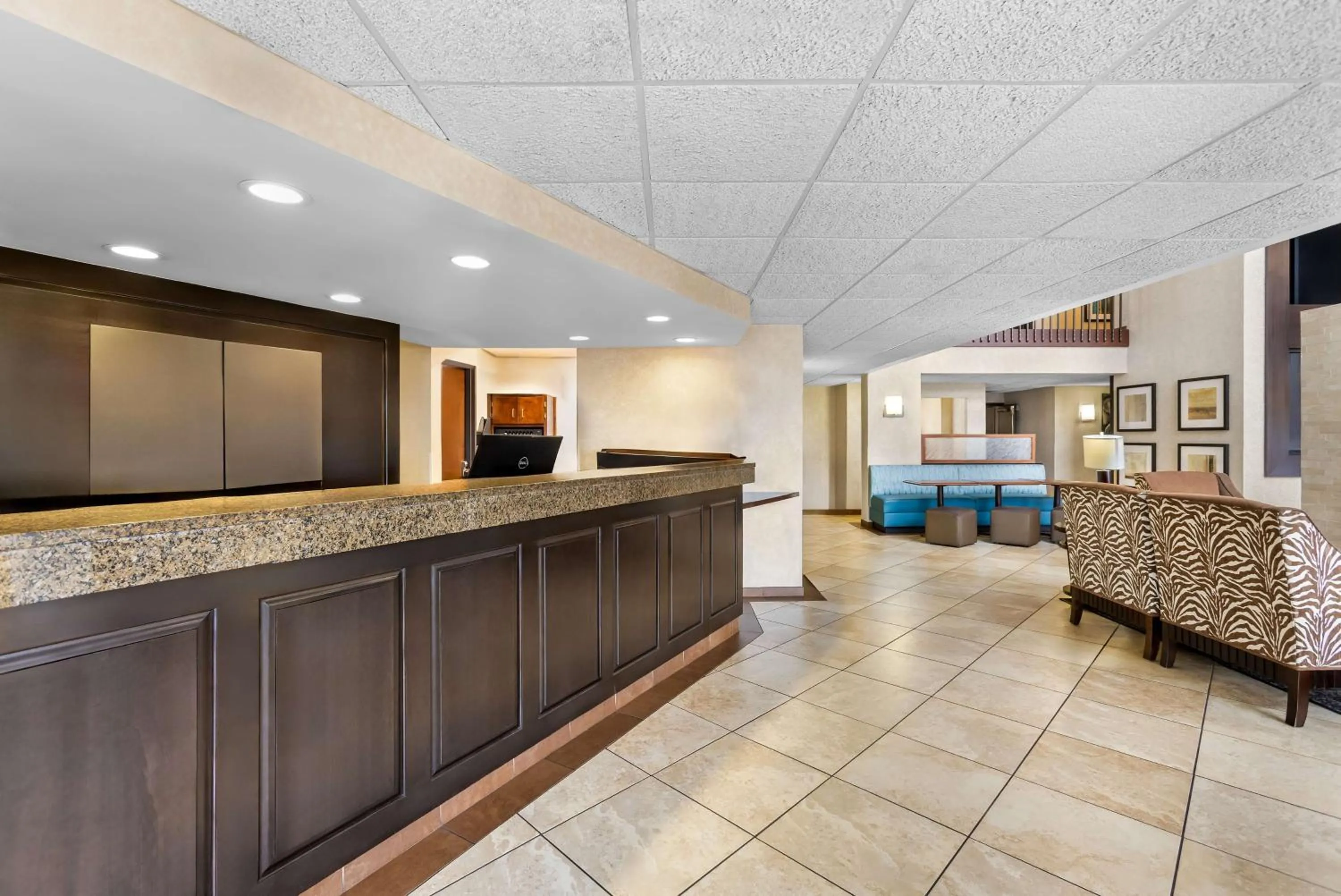 Lobby or reception in Sonesta Essential Houston Hobby Airport