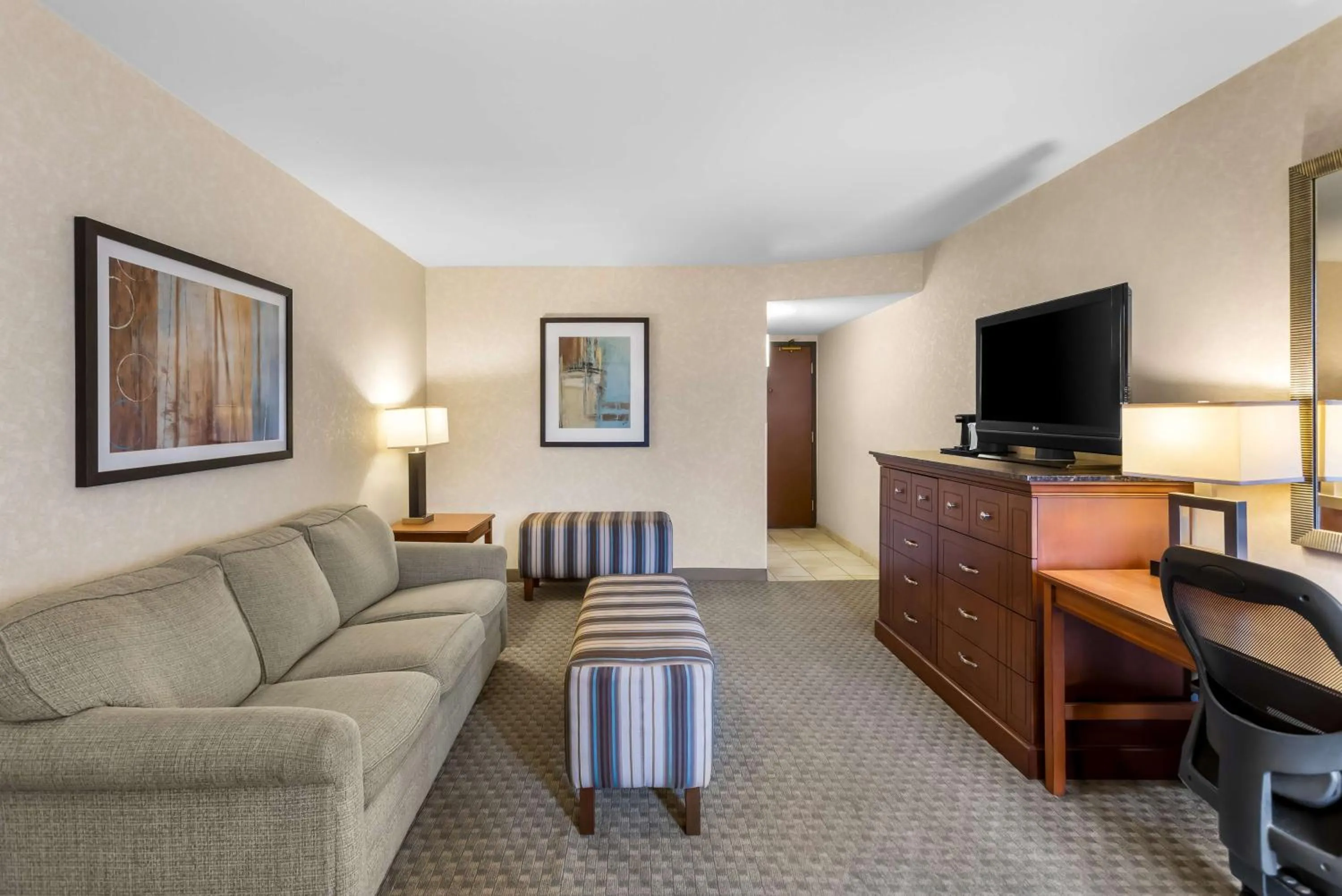 Photo of the whole room in Sonesta Essential Houston Hobby Airport