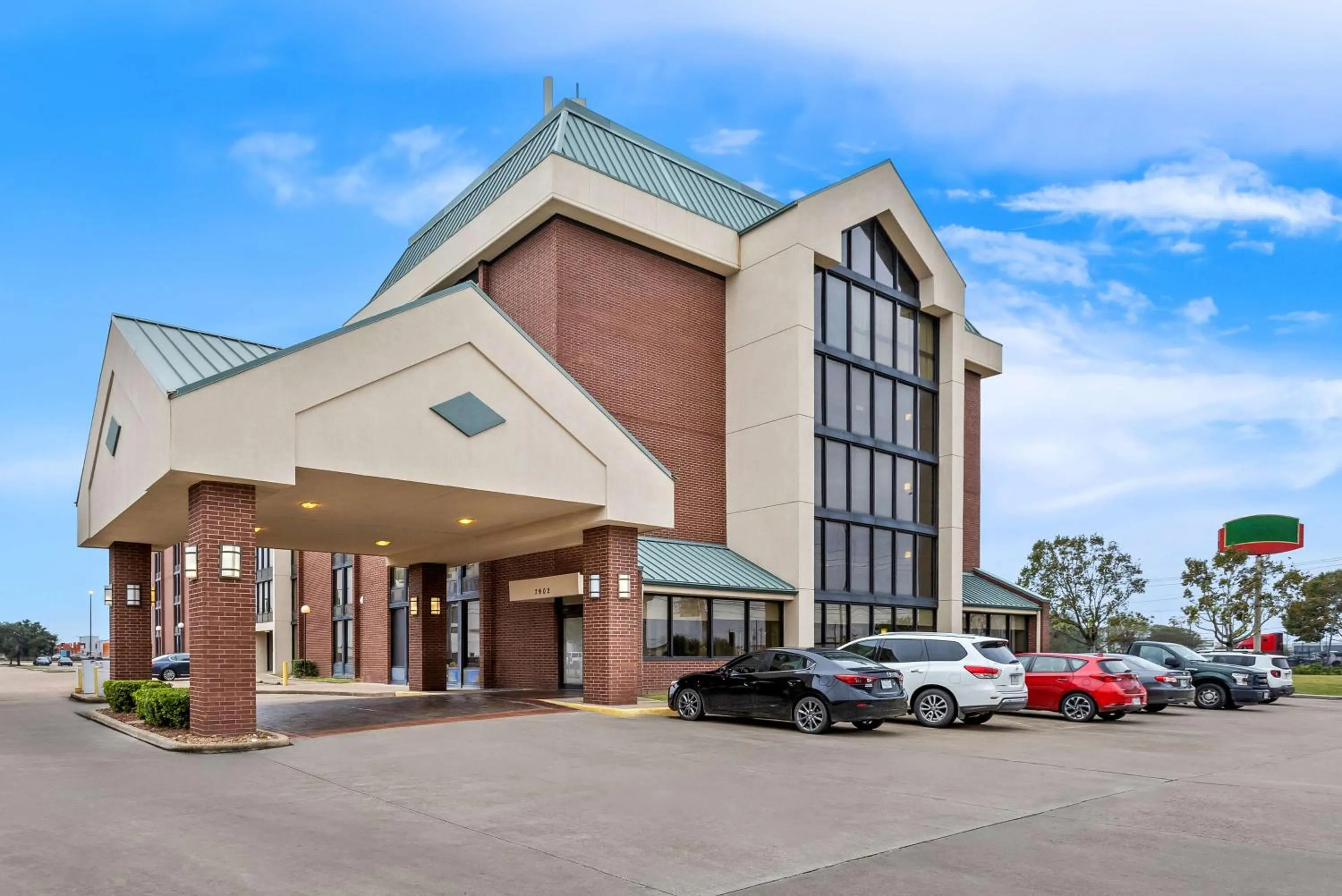 Property building in Sonesta Essential Houston Hobby Airport