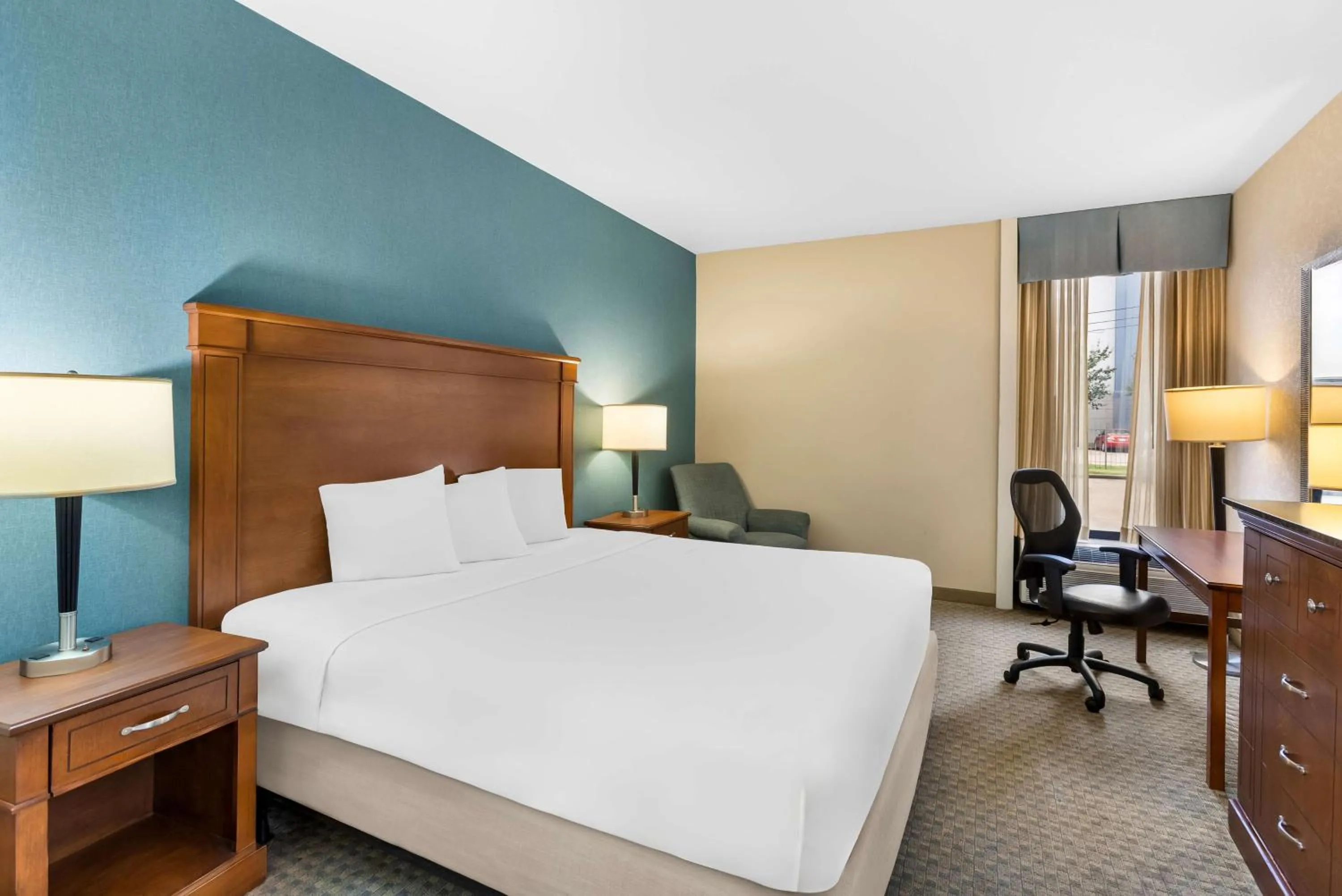 Bedroom, Bed in Sonesta Essential Houston Hobby Airport