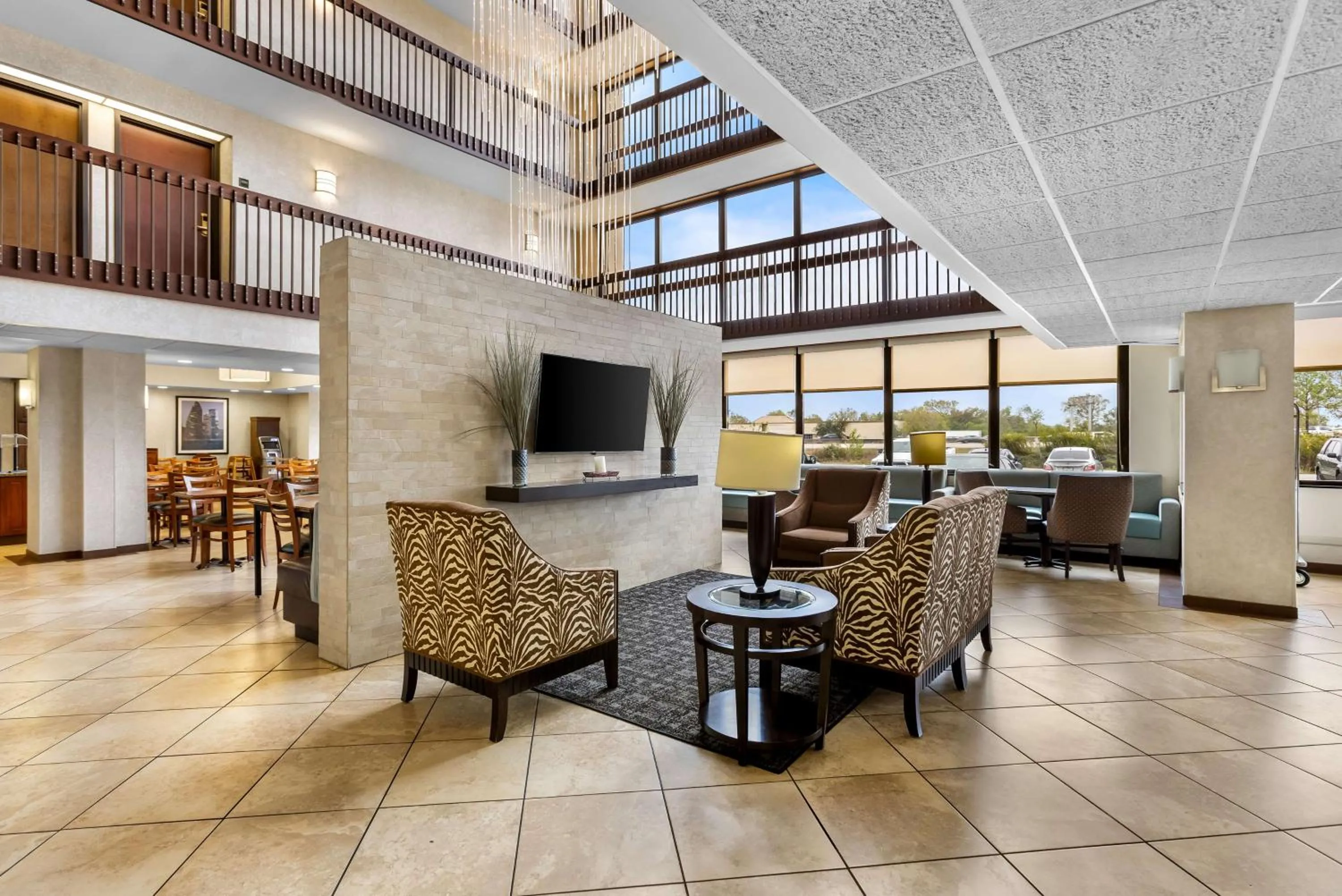 Lobby or reception in Sonesta Essential Houston Hobby Airport