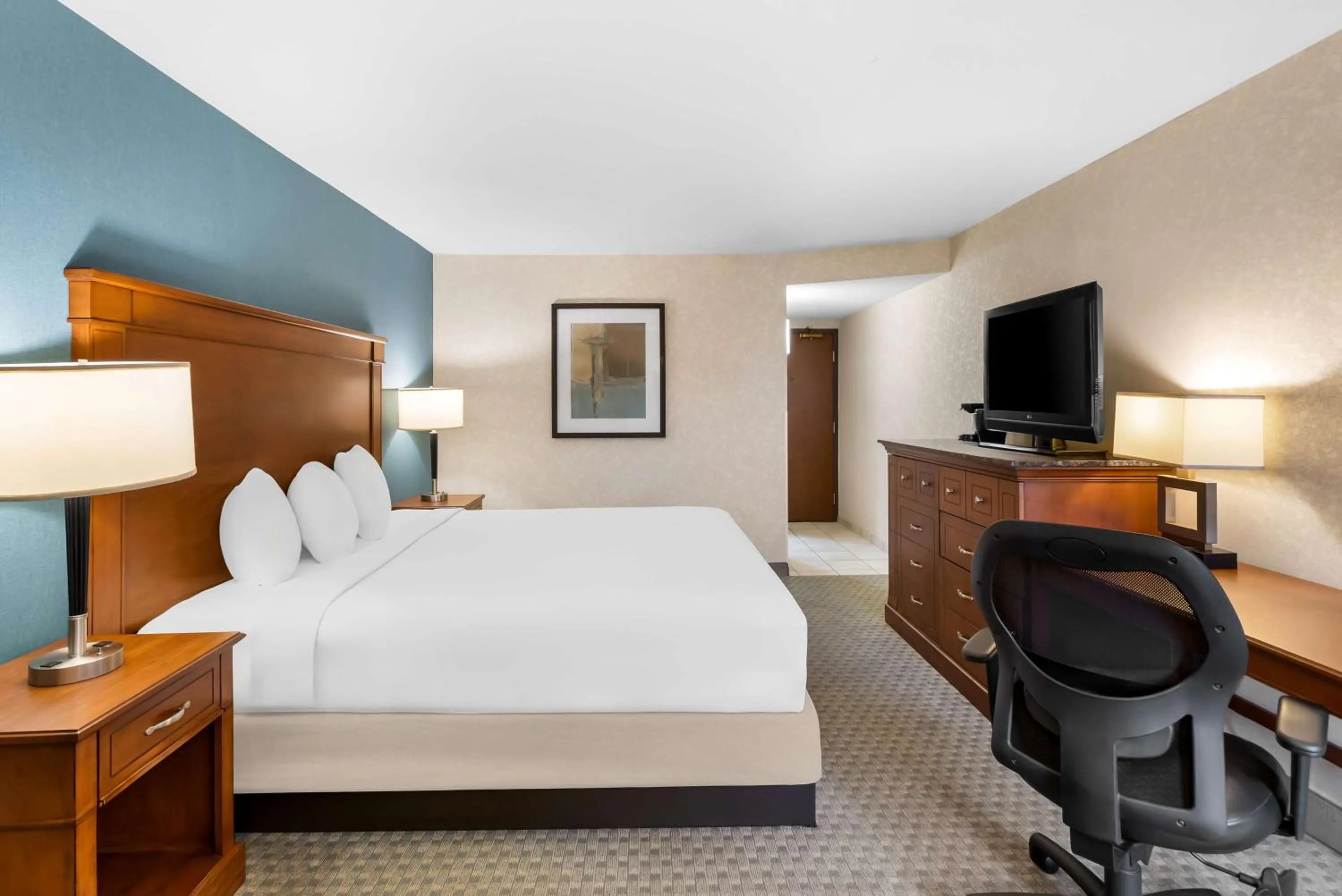 Bedroom, Bed in Sonesta Essential Houston Hobby Airport