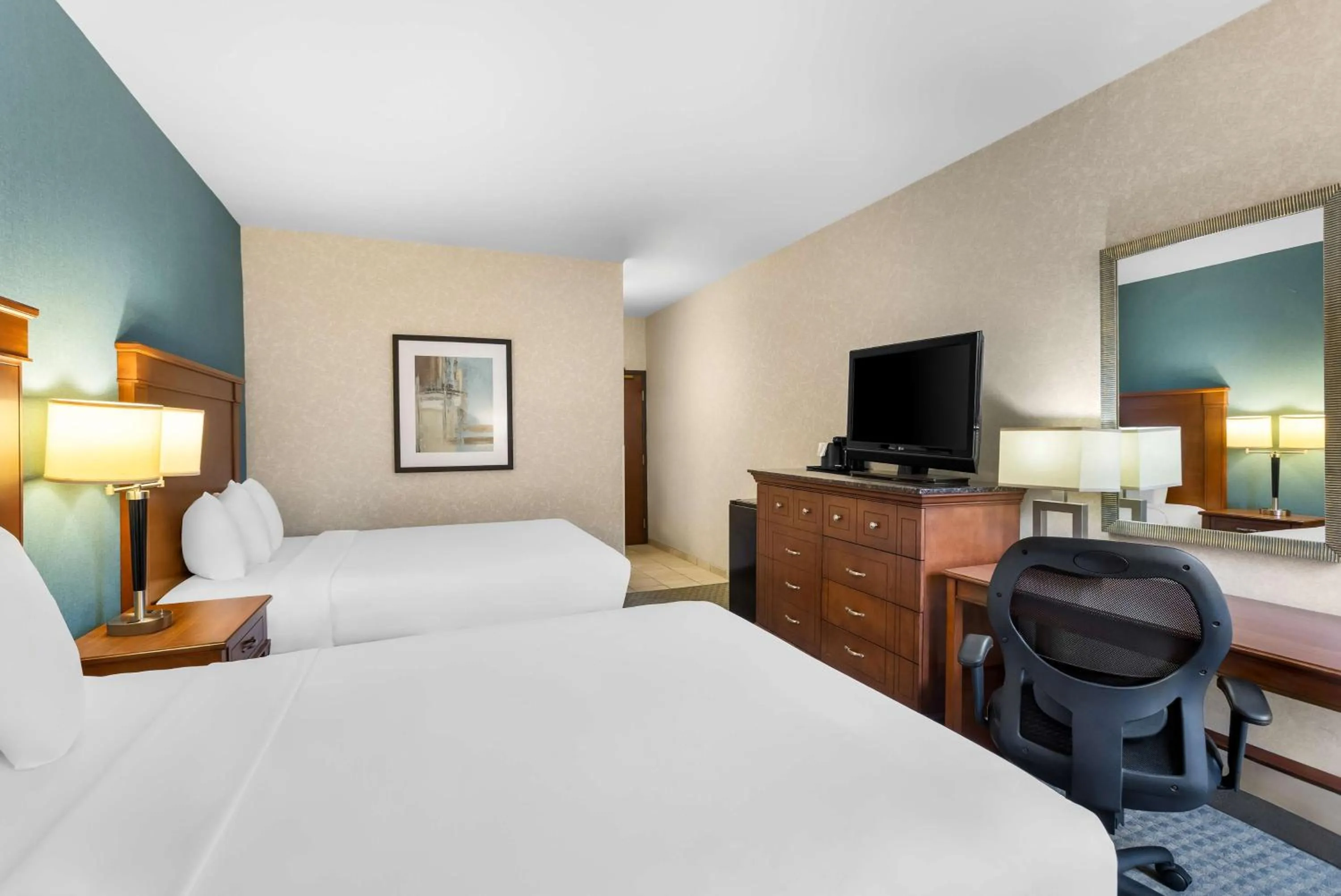 Bedroom, Bed in Sonesta Essential Houston Hobby Airport