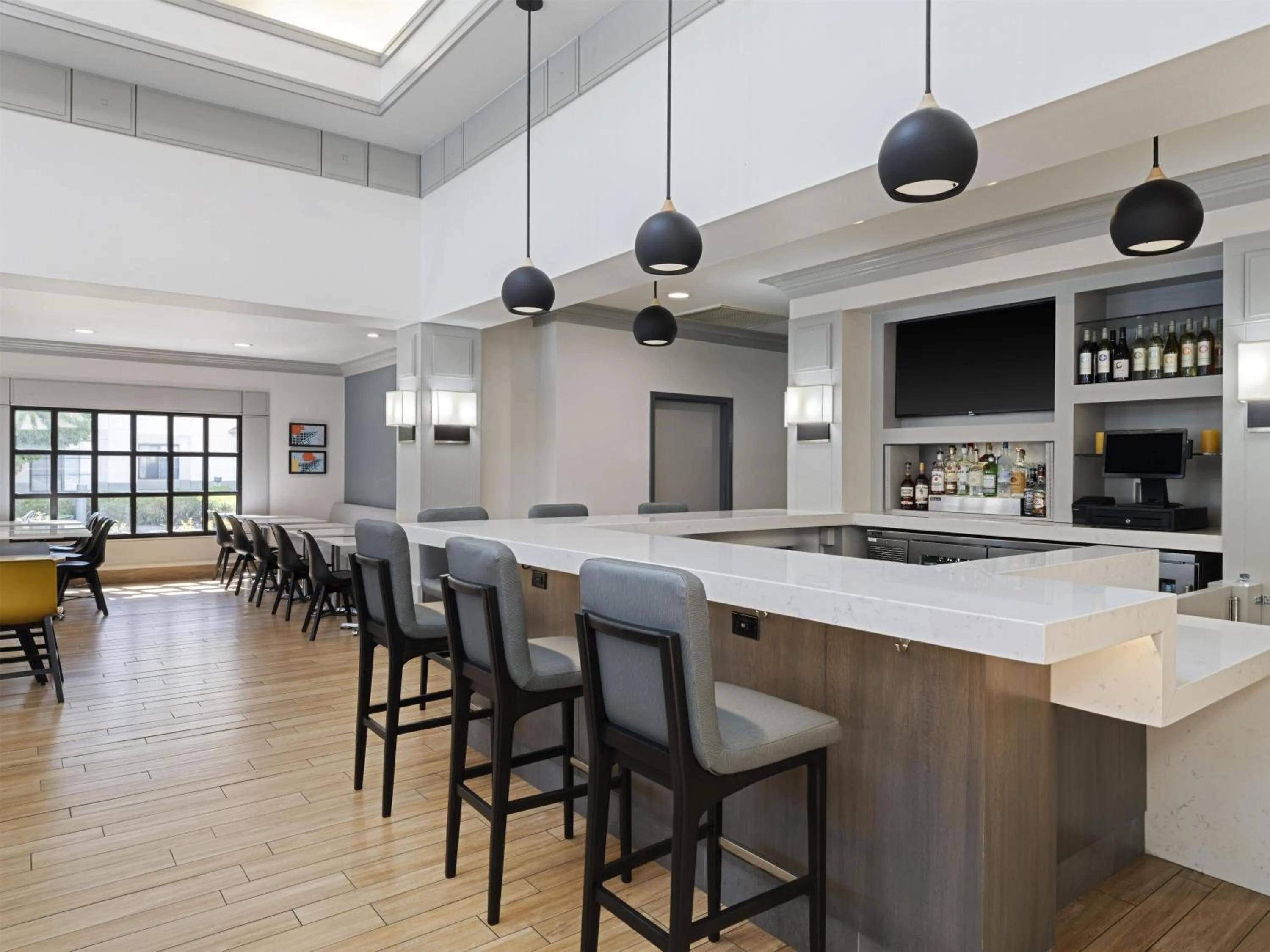 Lounge or bar in Hyatt House Parsippany Whippany