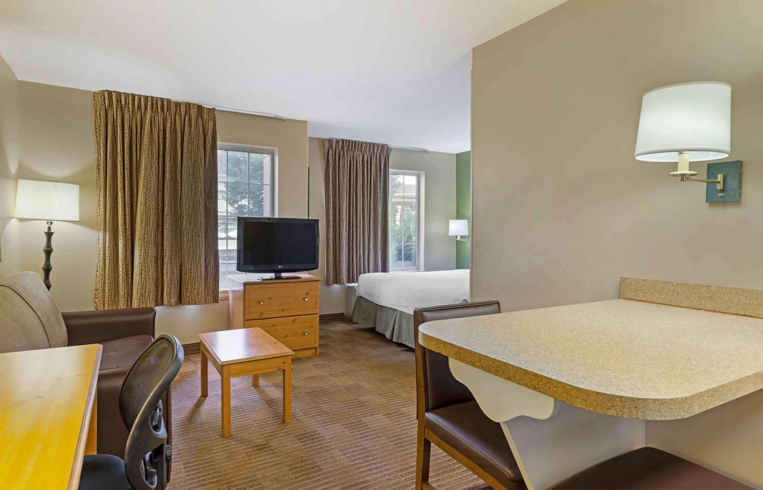 Bedroom, Bed in Extended Stay America Suites - Boston - Marlborough