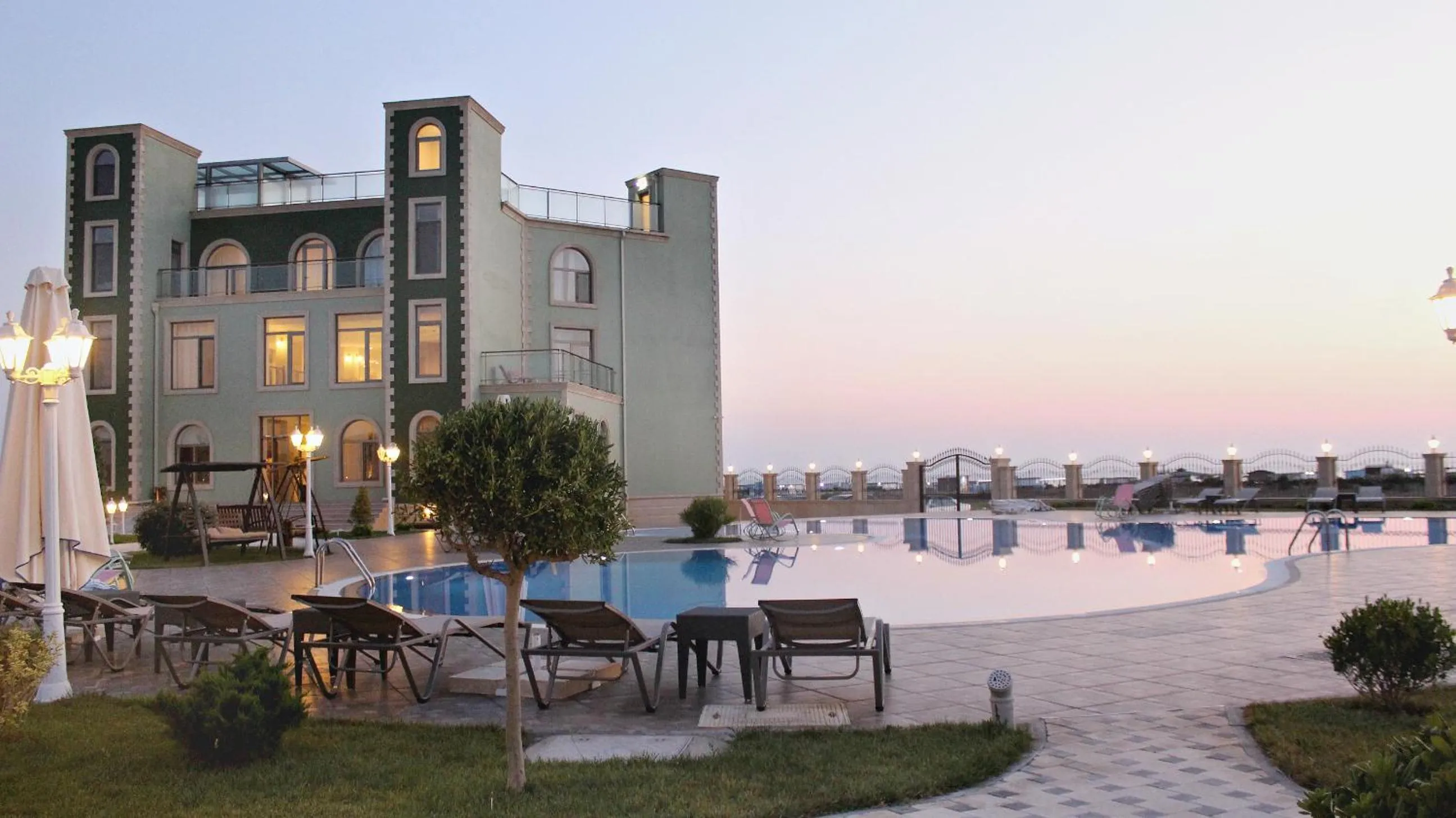 Swimming pool in Khazar Inji Hotel