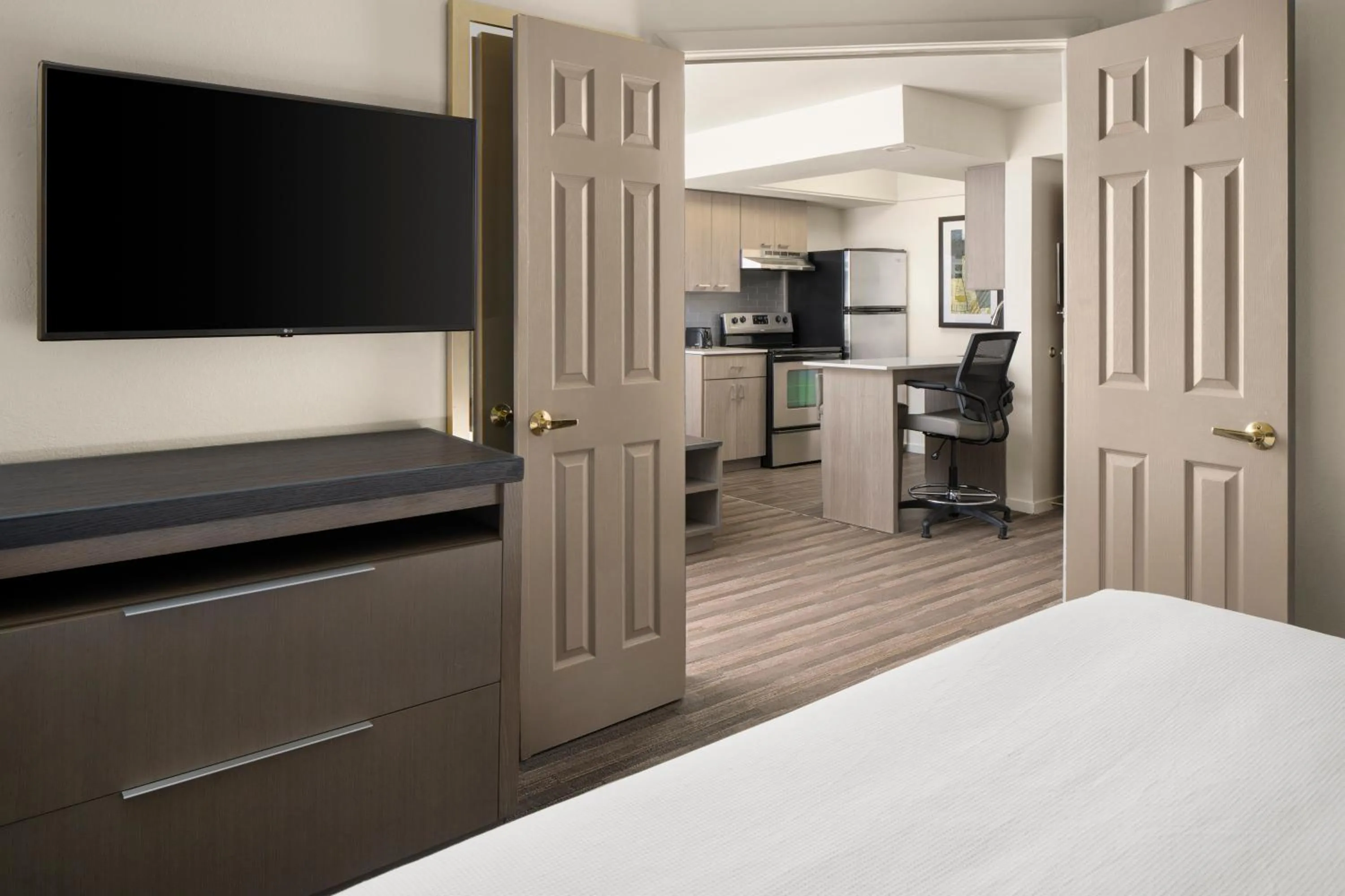 Bedroom, Bed in Hyatt House Boston Waltham