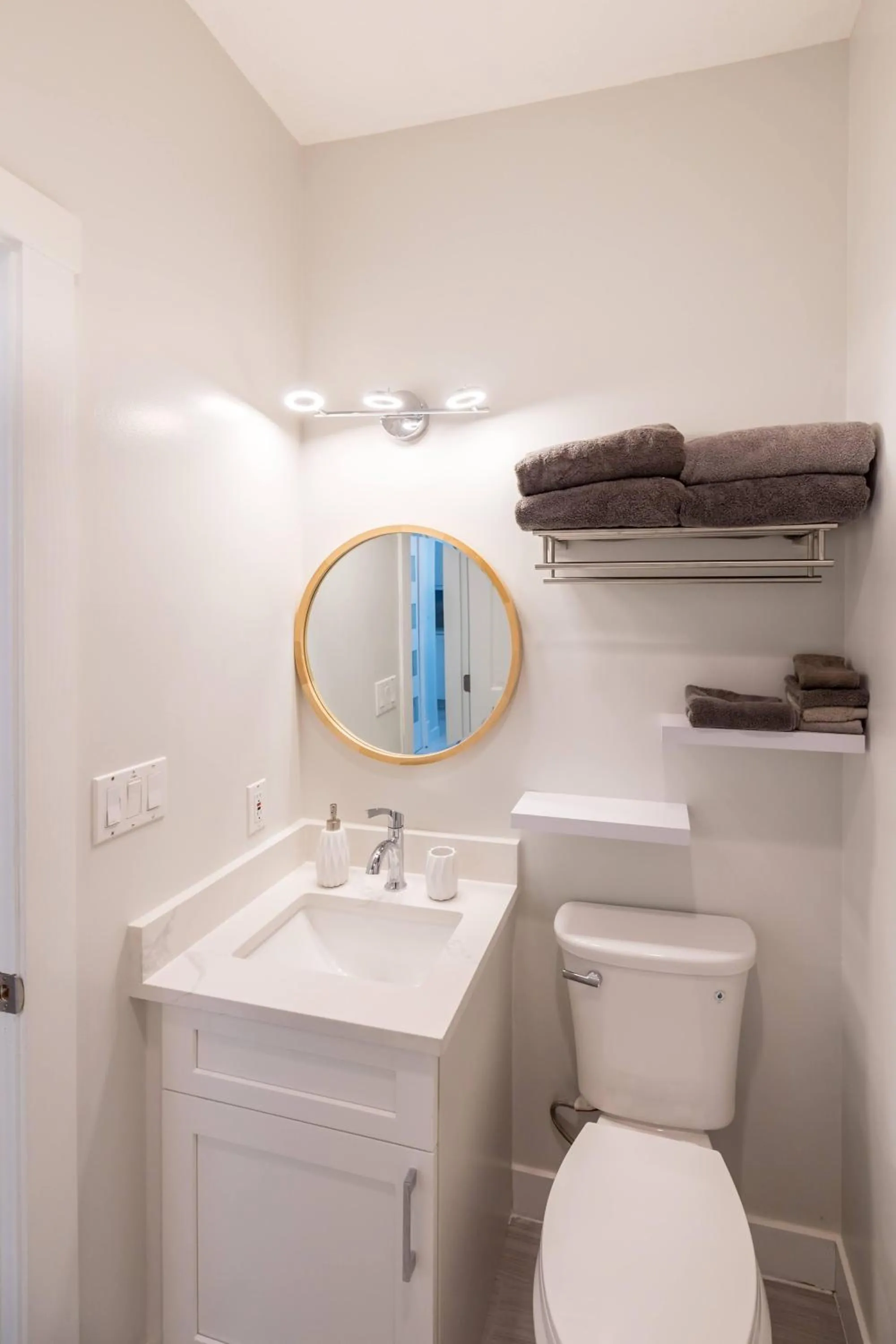 Panoramic Views from this gorgeous 2 Bed Property - Village Location