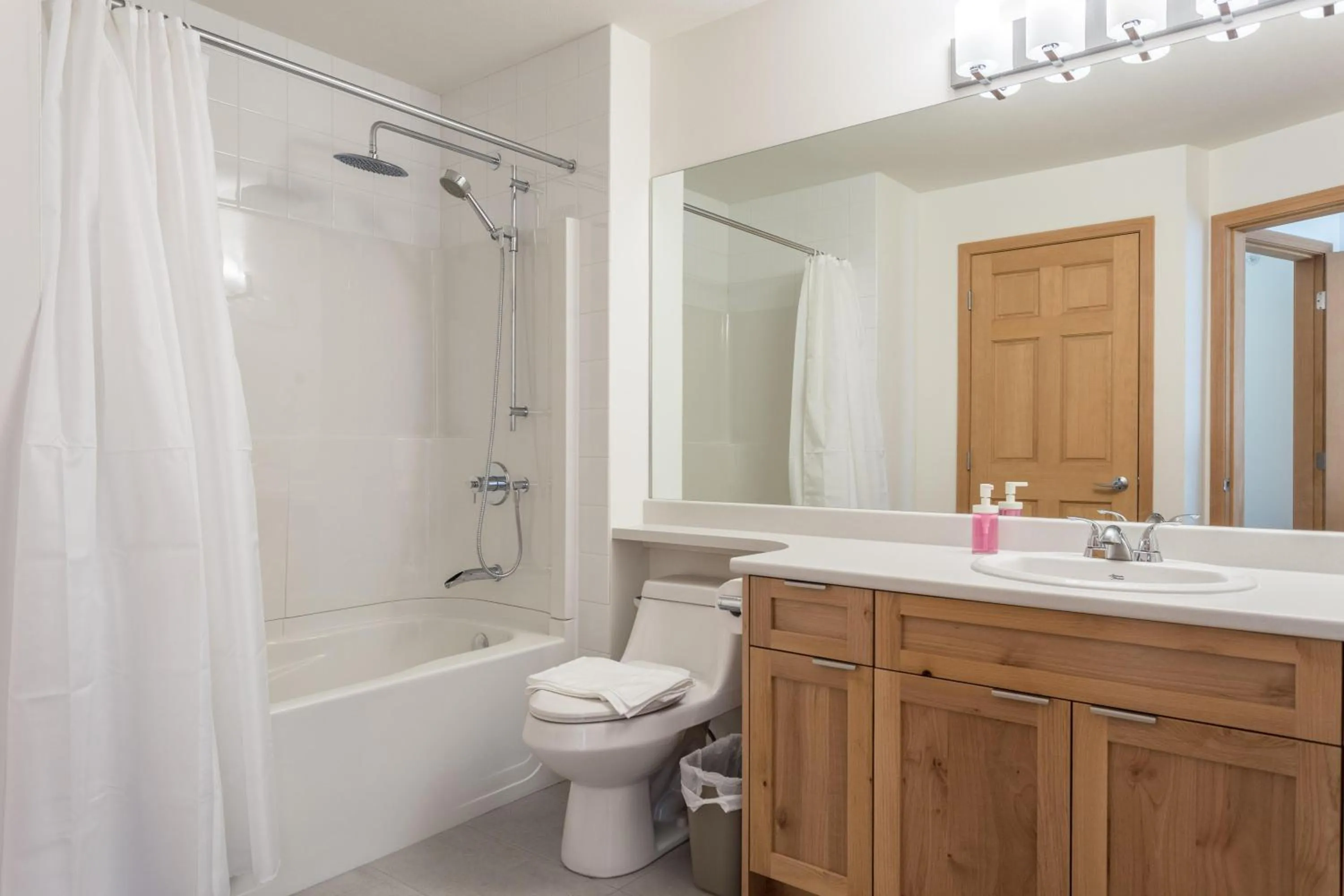 Bright and Clean, Walk Everywhere, Shared Pool and Hot Tub