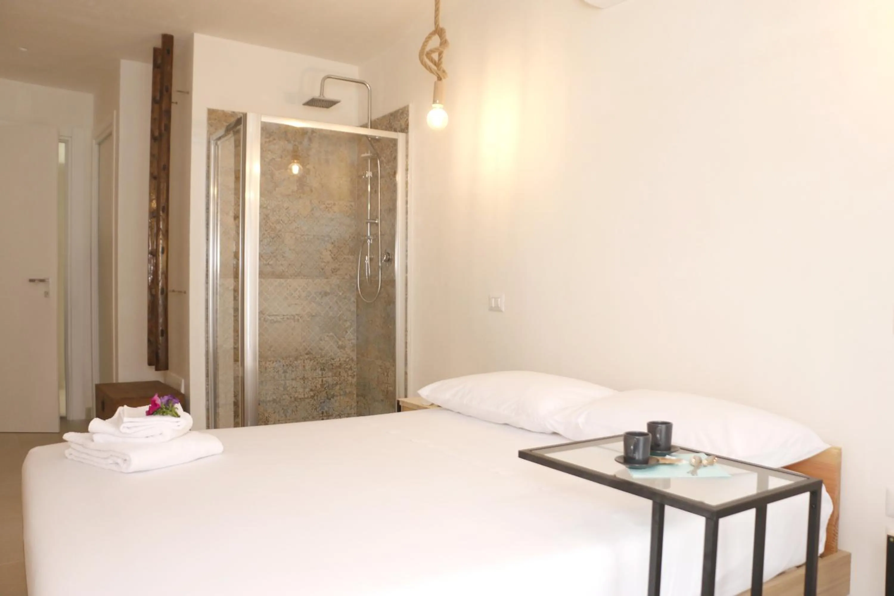 Shower, Bed in La Nicchia B&B