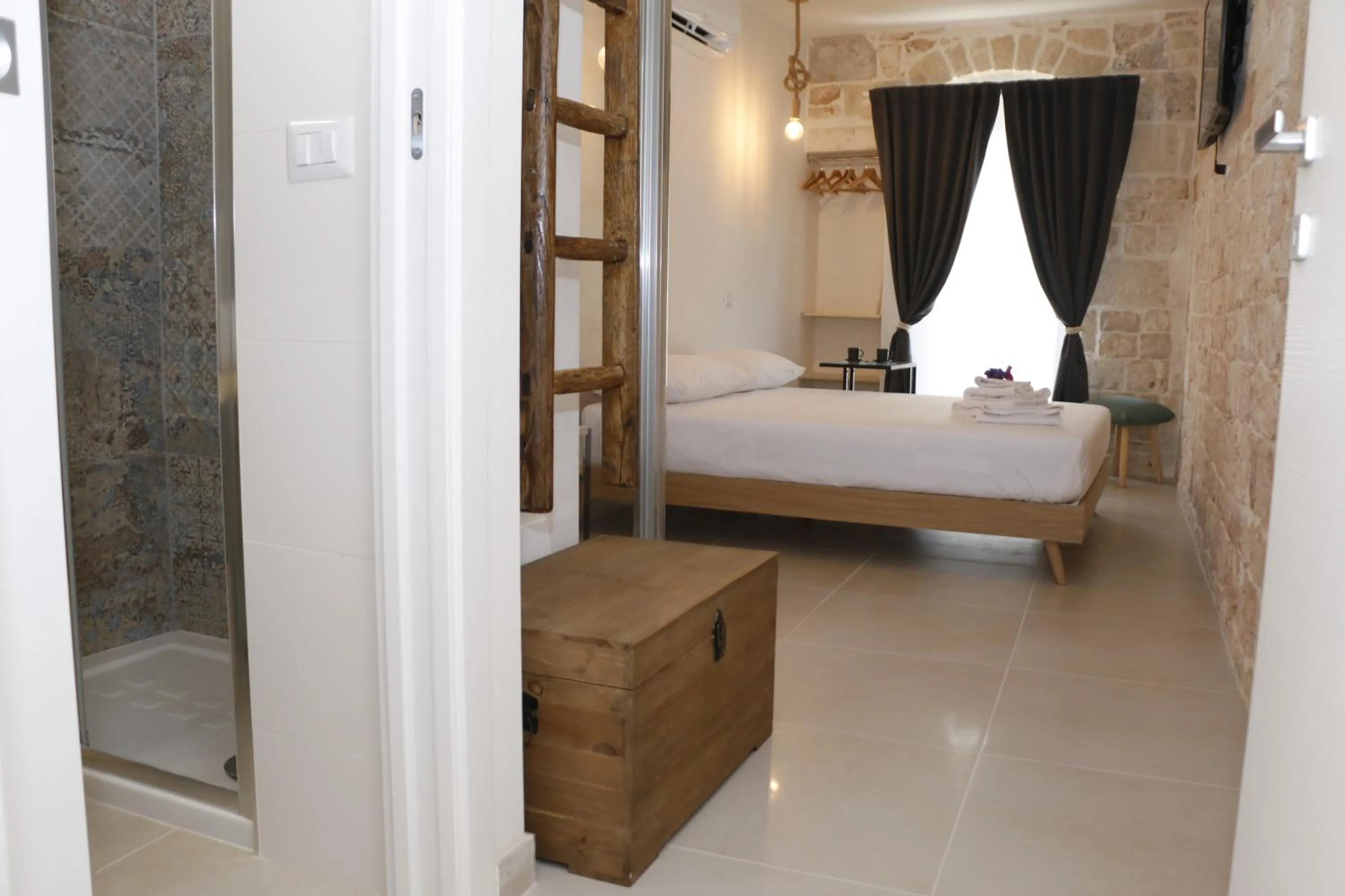 Shower, Bed in La Nicchia B&B