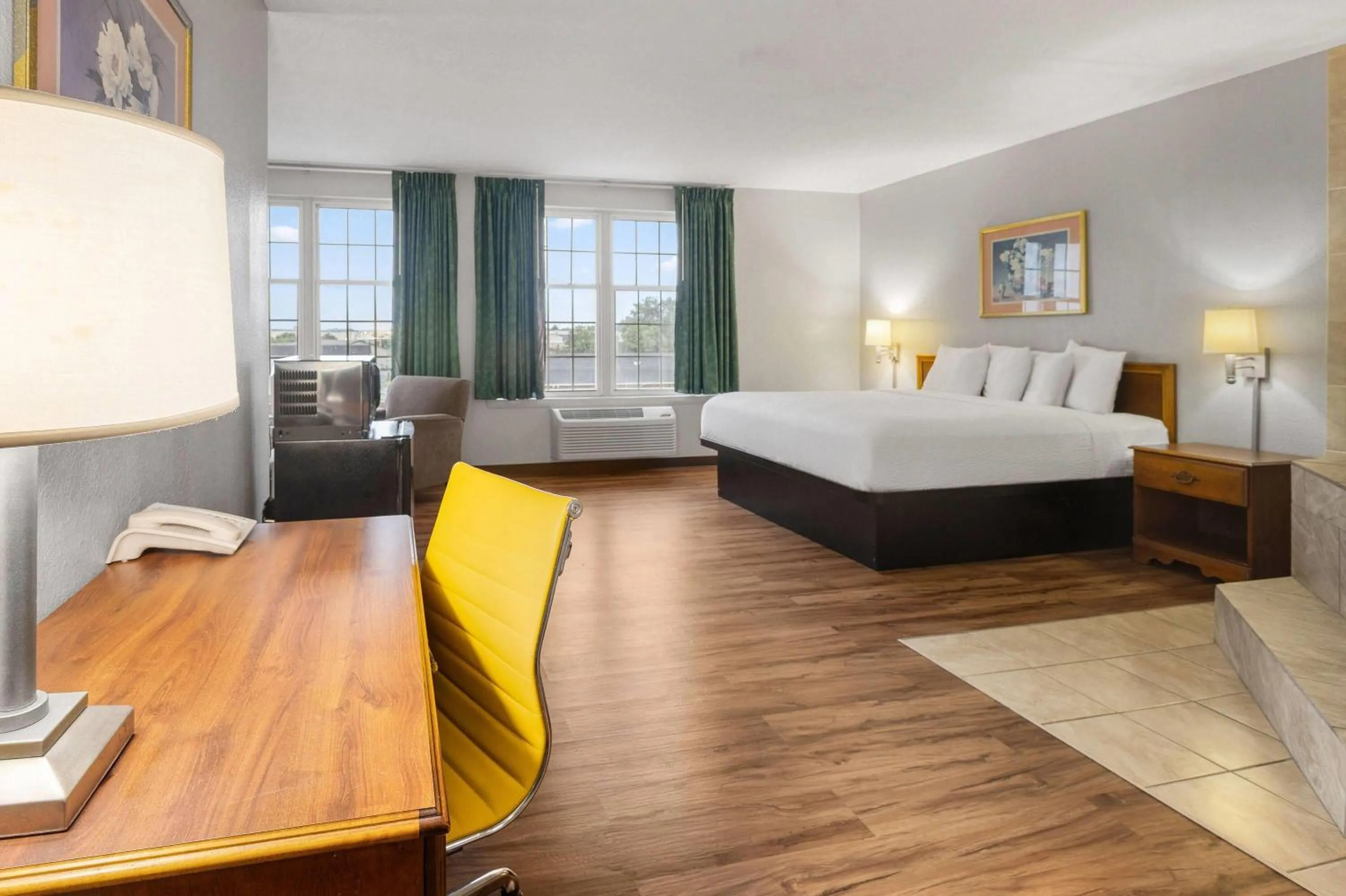 Photo of the whole room, Bed in Days Inn by Wyndham Madisonville