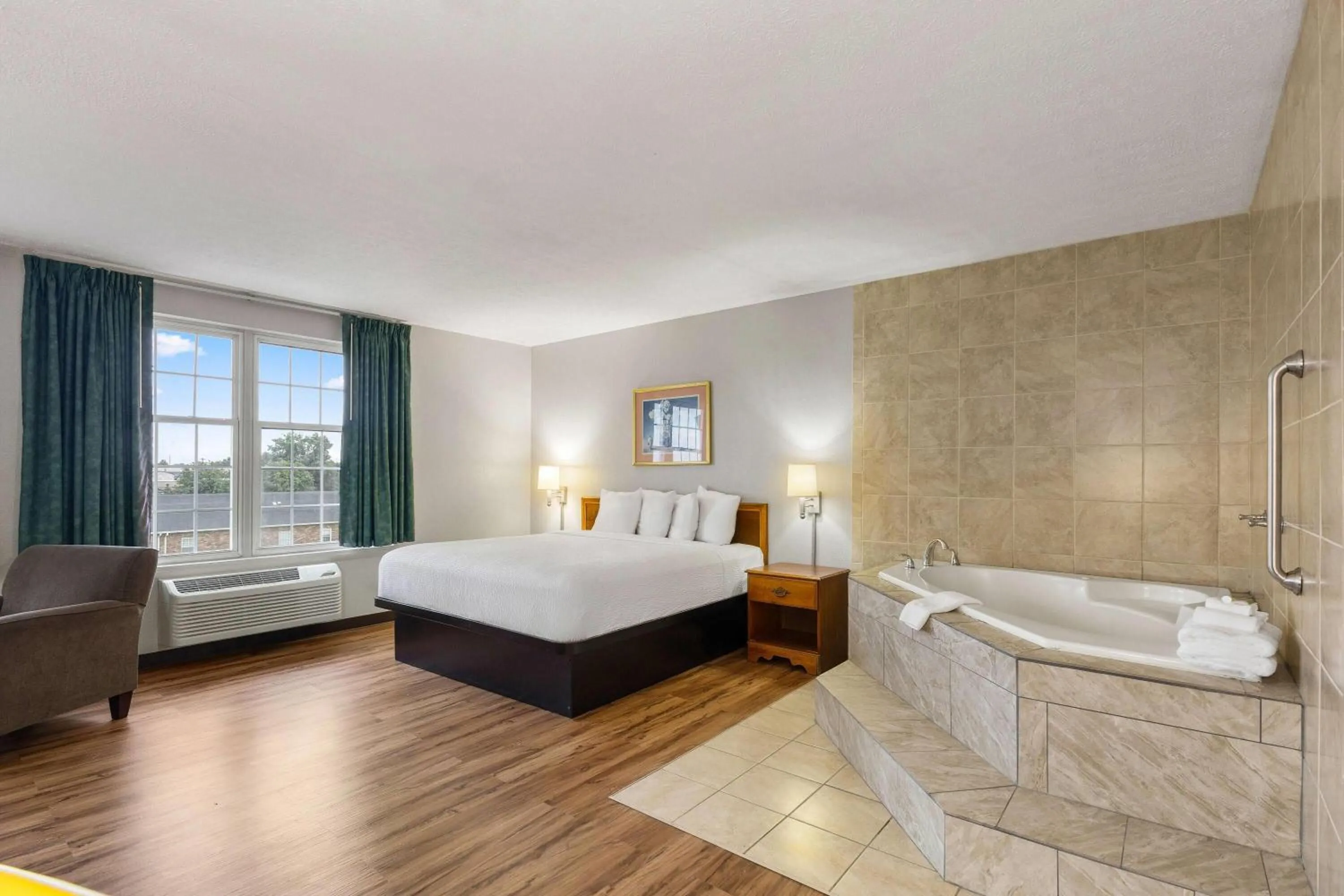 Photo of the whole room, Bed in Days Inn by Wyndham Madisonville