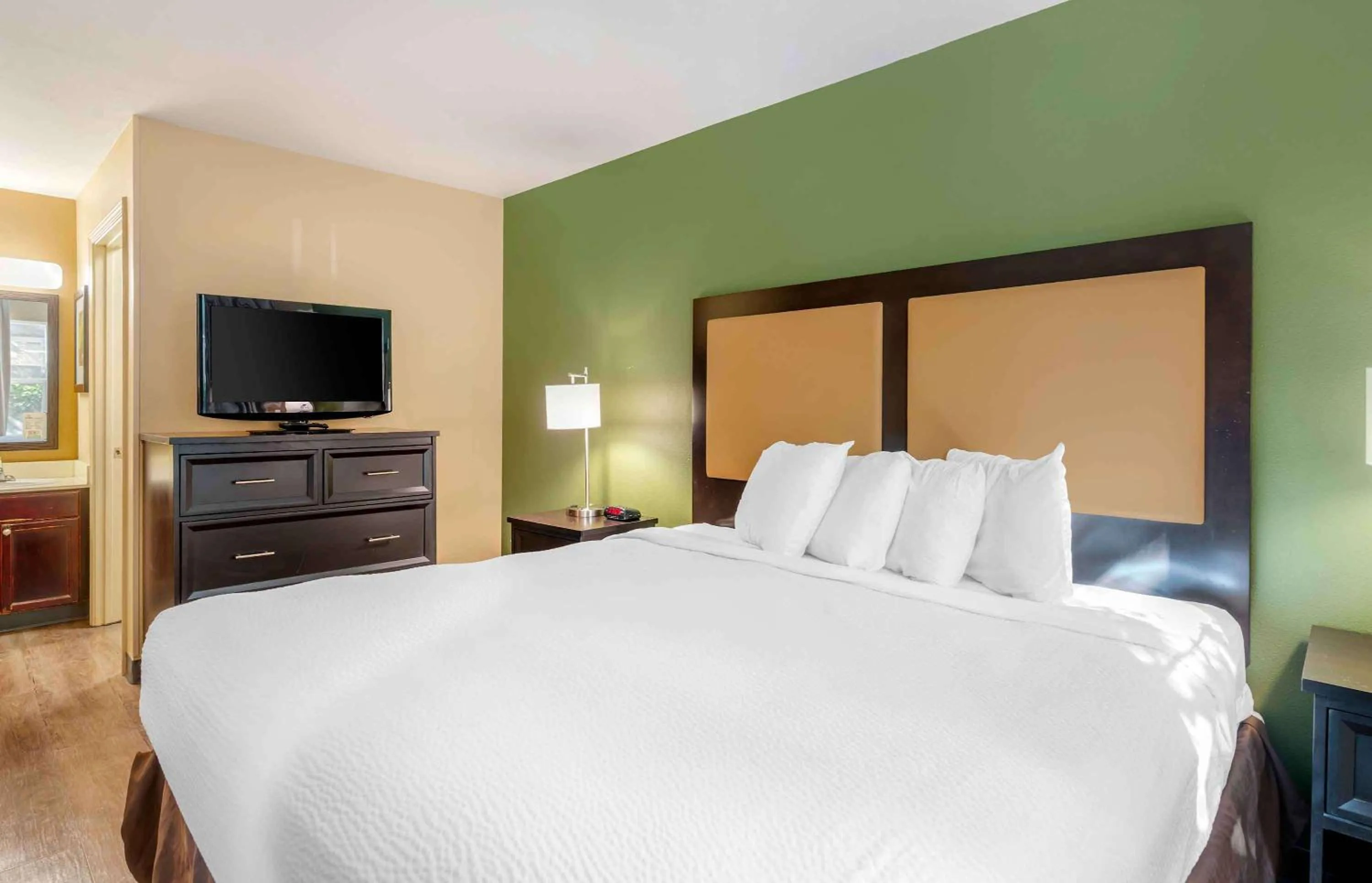 Bedroom, Bed in Extended Stay America Suites - Portland - Hillsboro